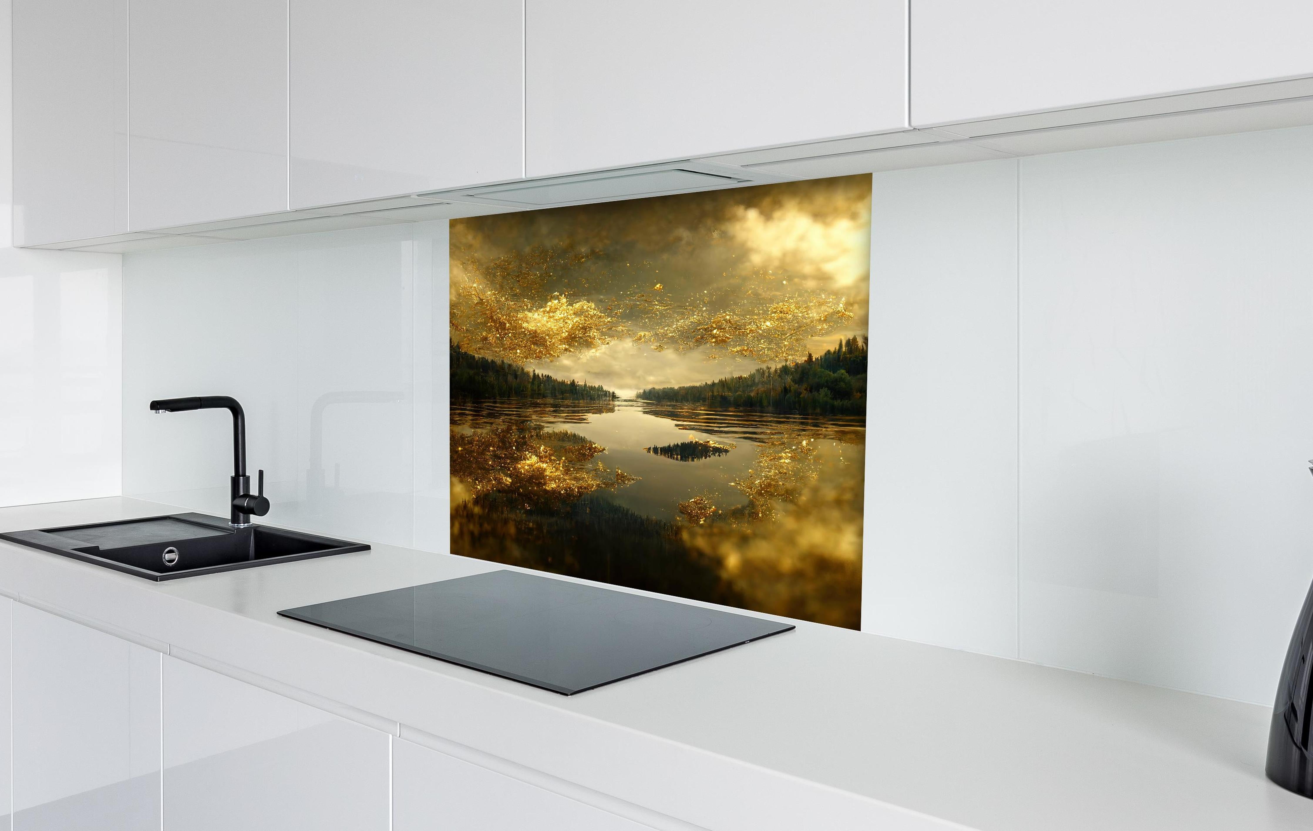 Spritzschutz - Goldstaub über Fluss hinter einem Cerankochfeld zwischen Holz-Kochutensilien