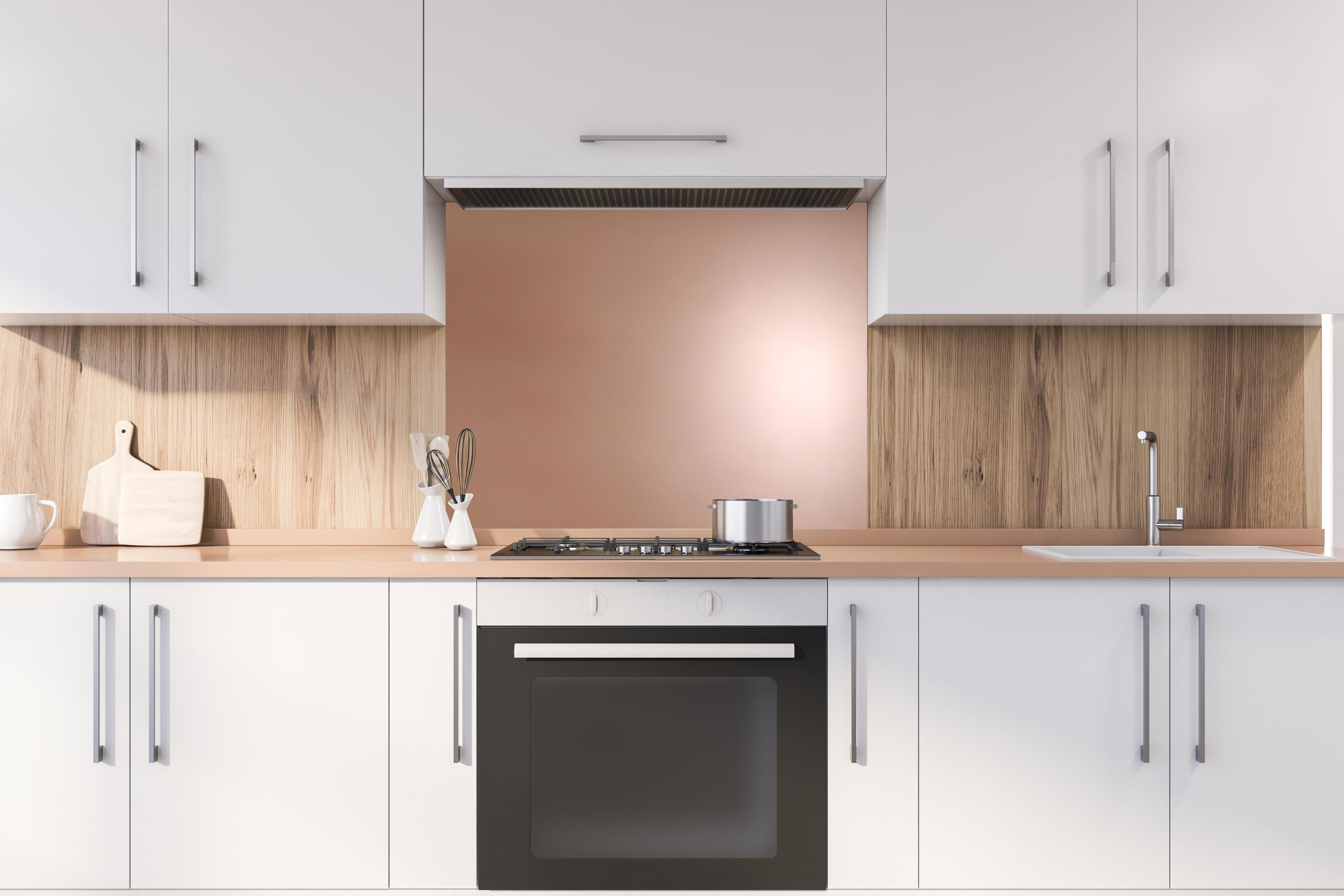 Spritzschutz - Gradient Rose - Hintergrundtextur hinter einem Cerankochfeld zwischen Holz-Kochutensilien