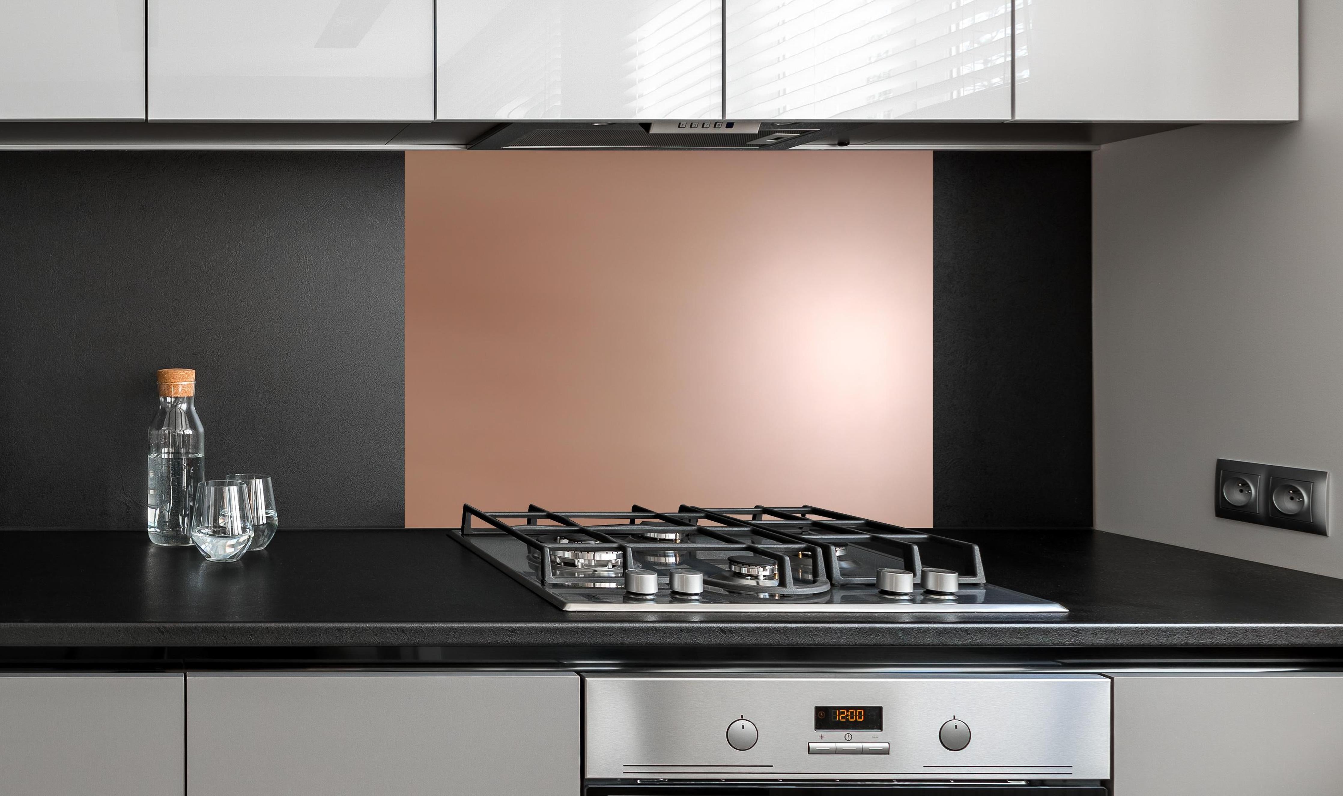 Spritzschutz - Gradient Rose - Hintergrundtextur hinter einem Cerankochfeld zwischen Holz-Kochutensilien