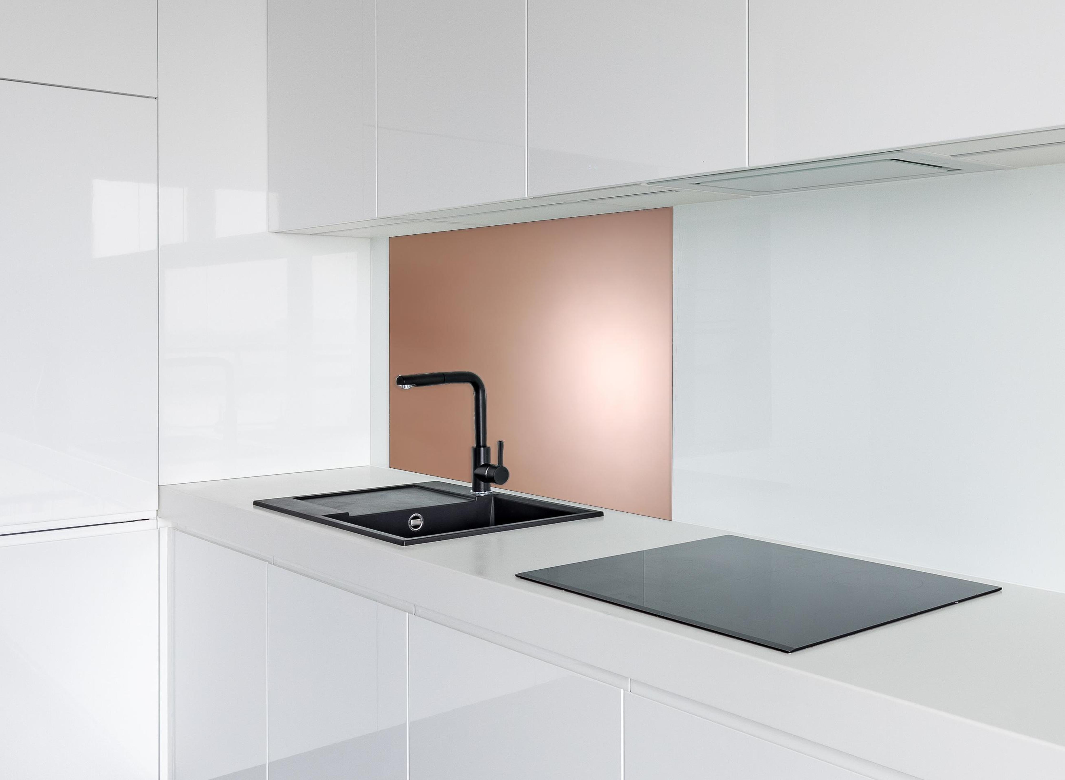 Spritzschutz - Gradient Rose - Hintergrundtextur hinter einem Cerankochfeld zwischen Holz-Kochutensilien