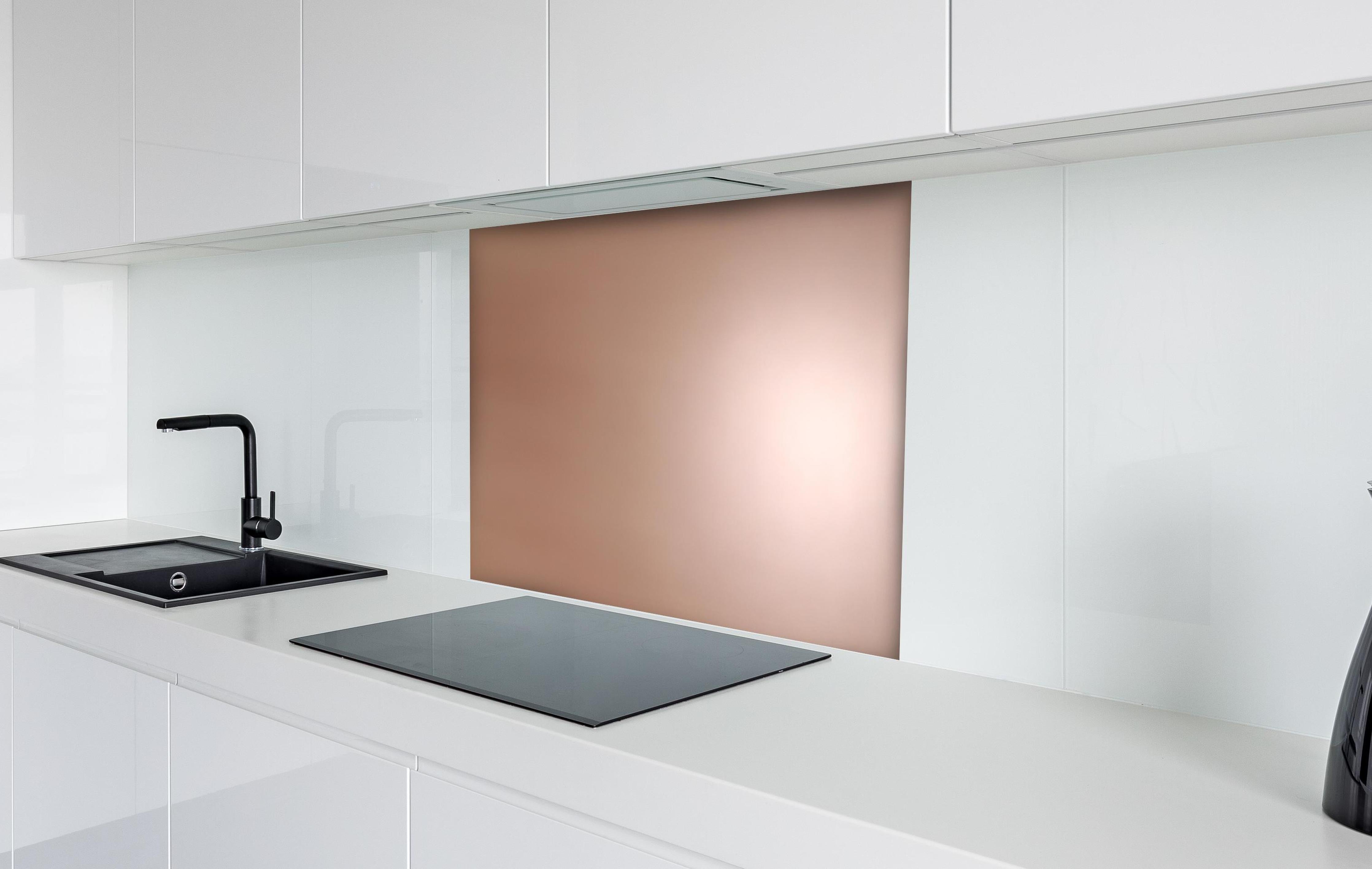 Spritzschutz - Gradient Rose - Hintergrundtextur hinter einem Cerankochfeld zwischen Holz-Kochutensilien