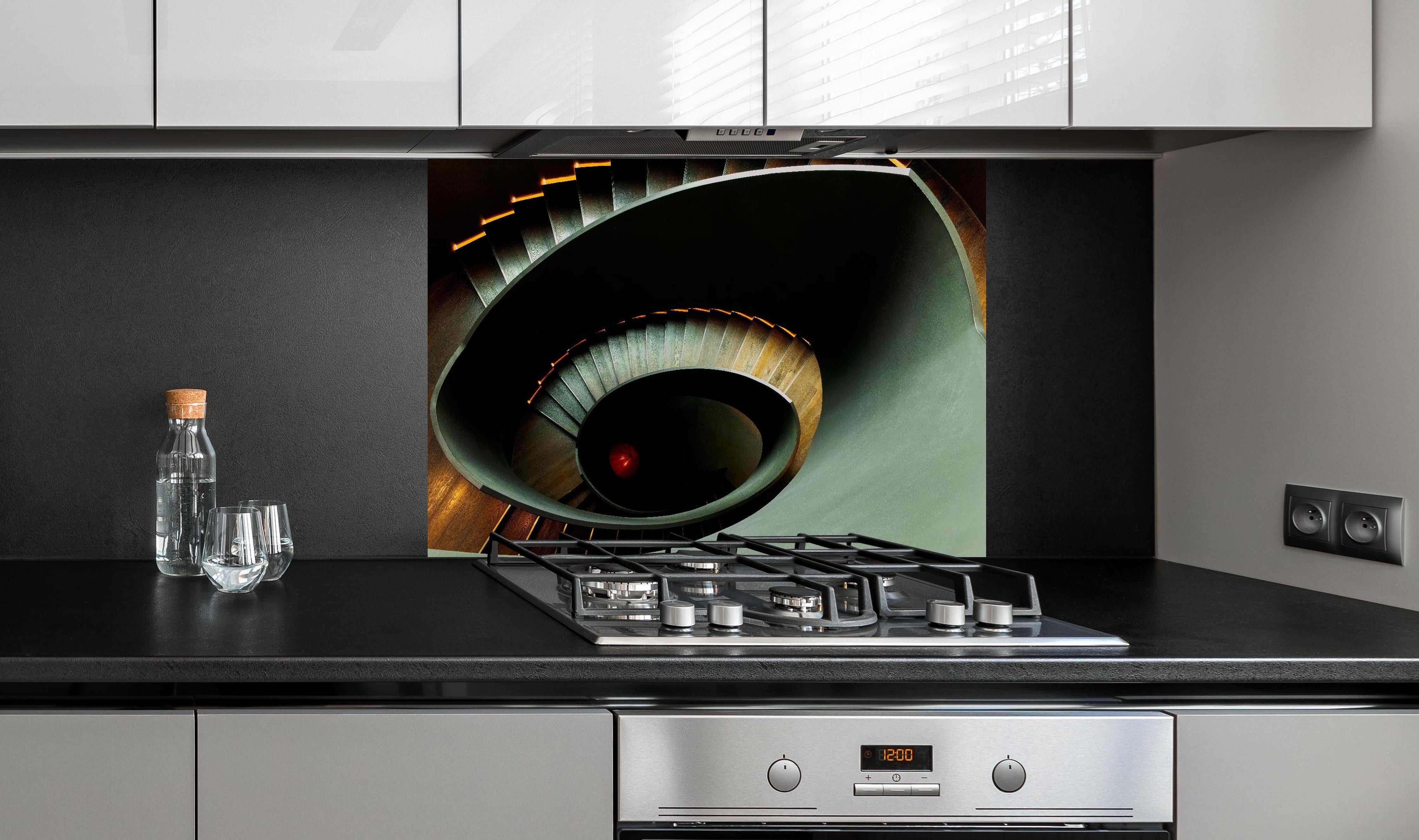 Spritzschutz - Gräuliche Architektur - Treppen hinter einem Cerankochfeld zwischen Holz-Kochutensilien