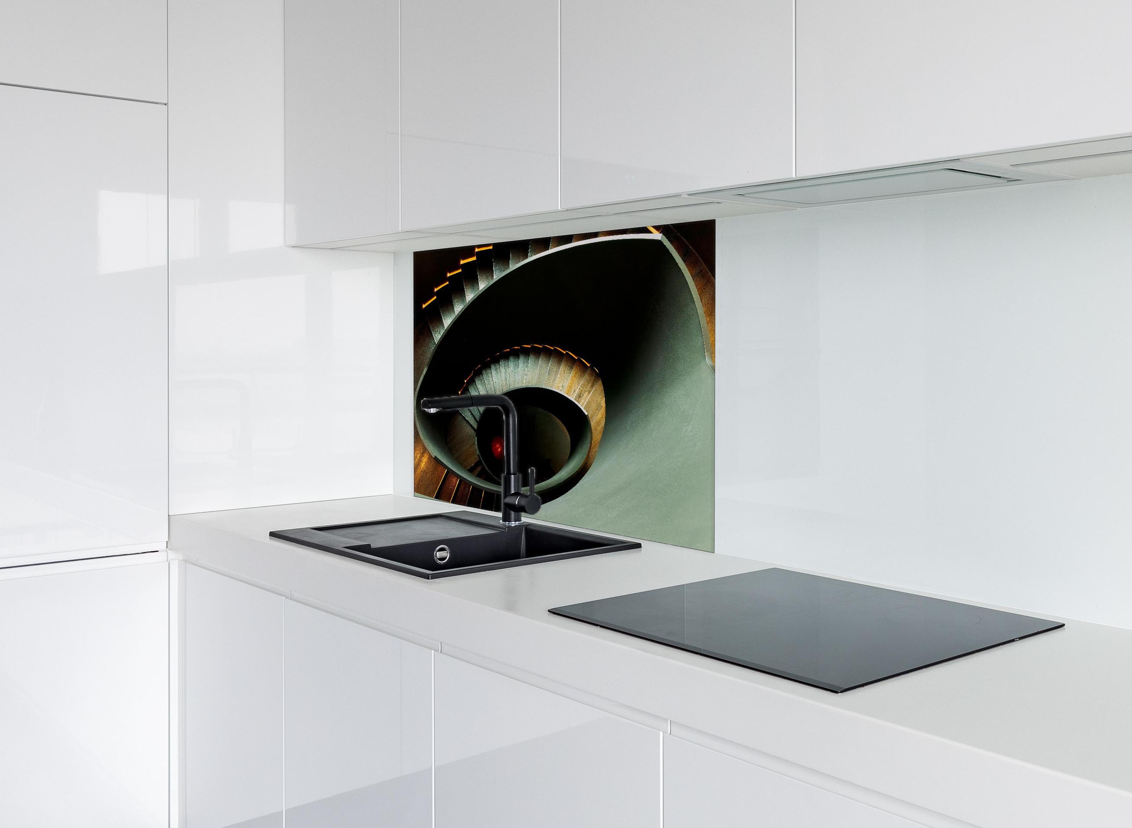 Spritzschutz - Gräuliche Architektur - Treppen hinter einem Cerankochfeld zwischen Holz-Kochutensilien