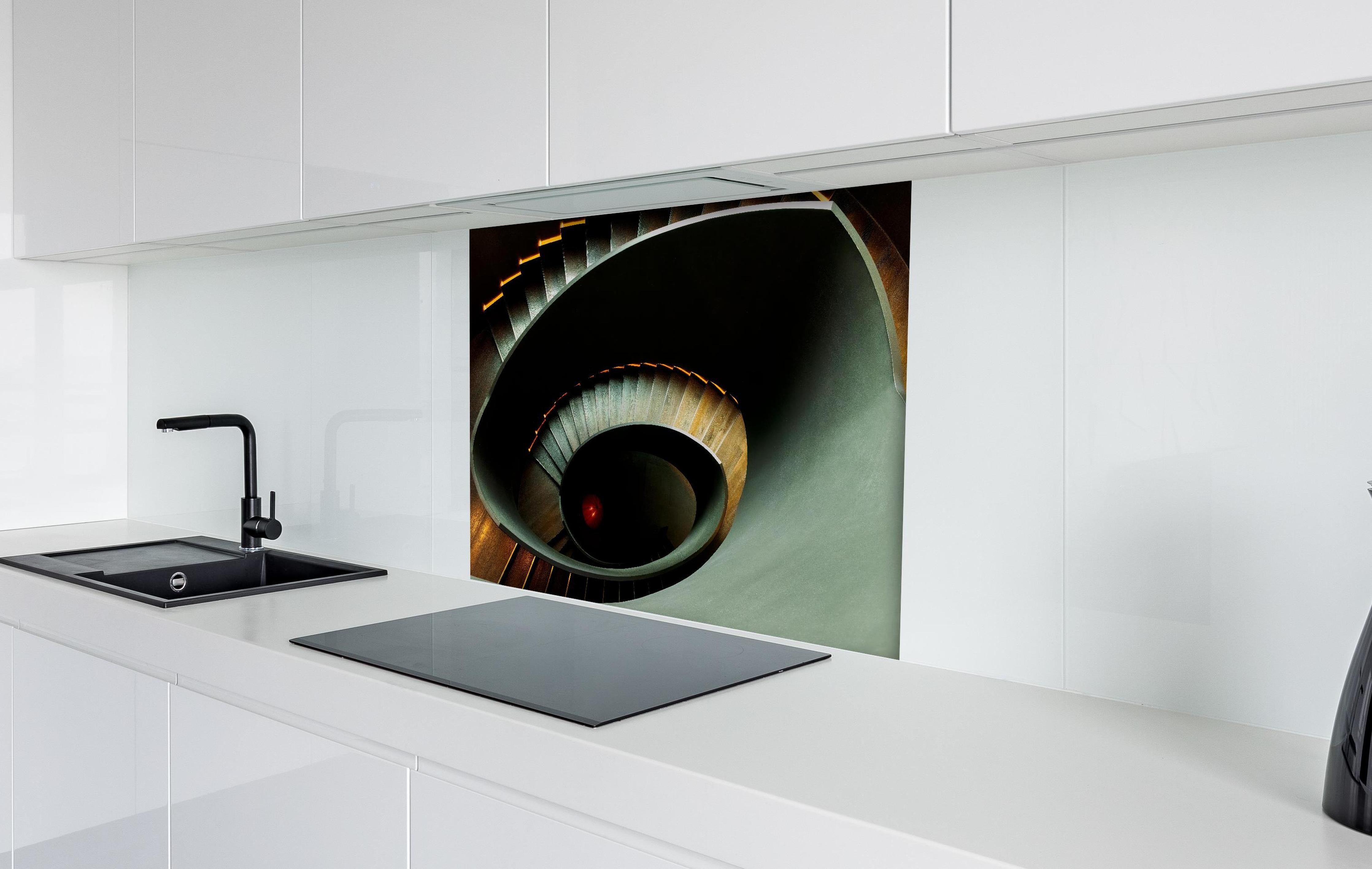 Spritzschutz - Gräuliche Architektur - Treppen hinter einem Cerankochfeld zwischen Holz-Kochutensilien