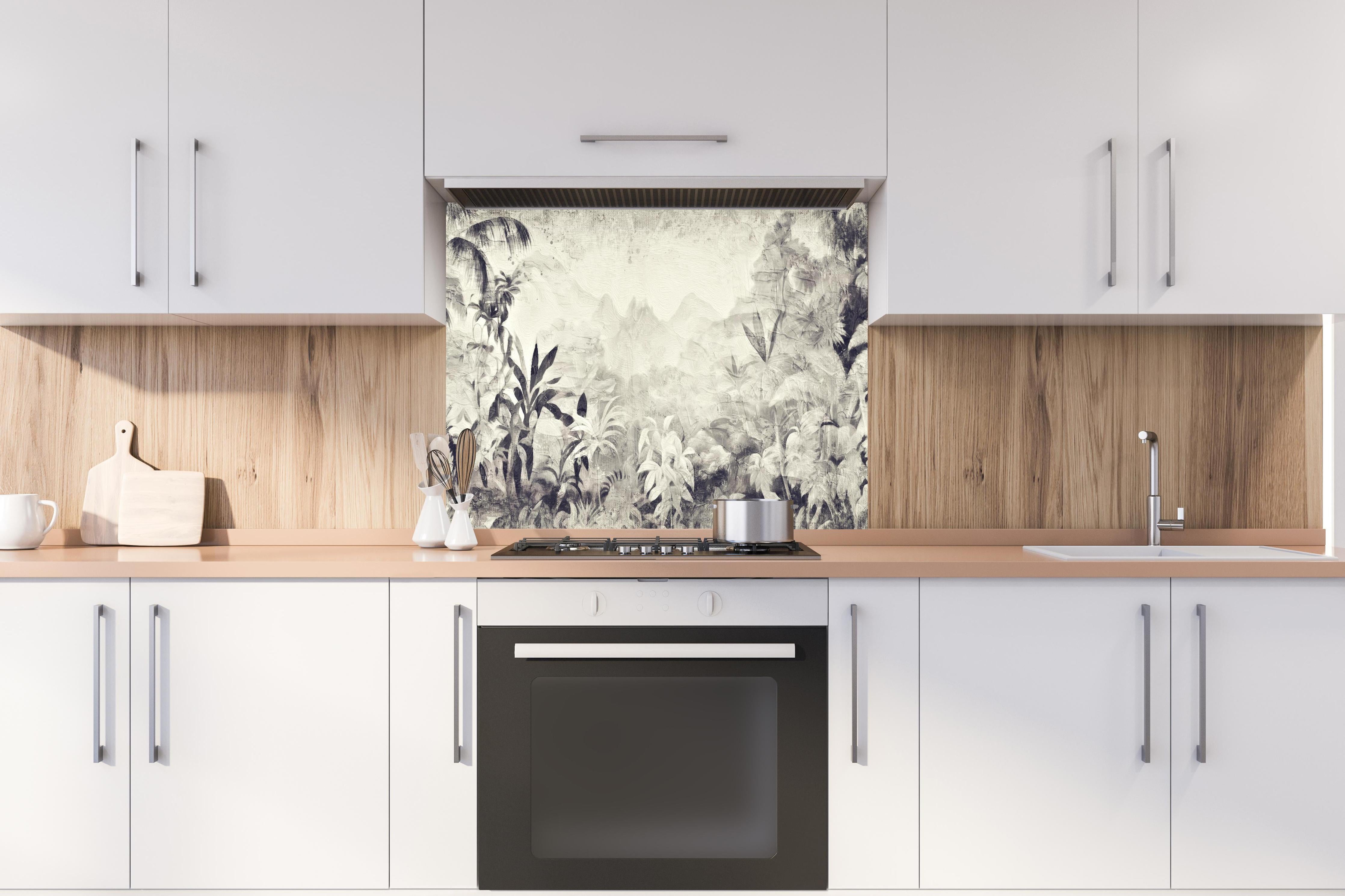 Spritzschutz - Gräuliche Landschaft - Floral hinter einem Cerankochfeld zwischen Holz-Kochutensilien