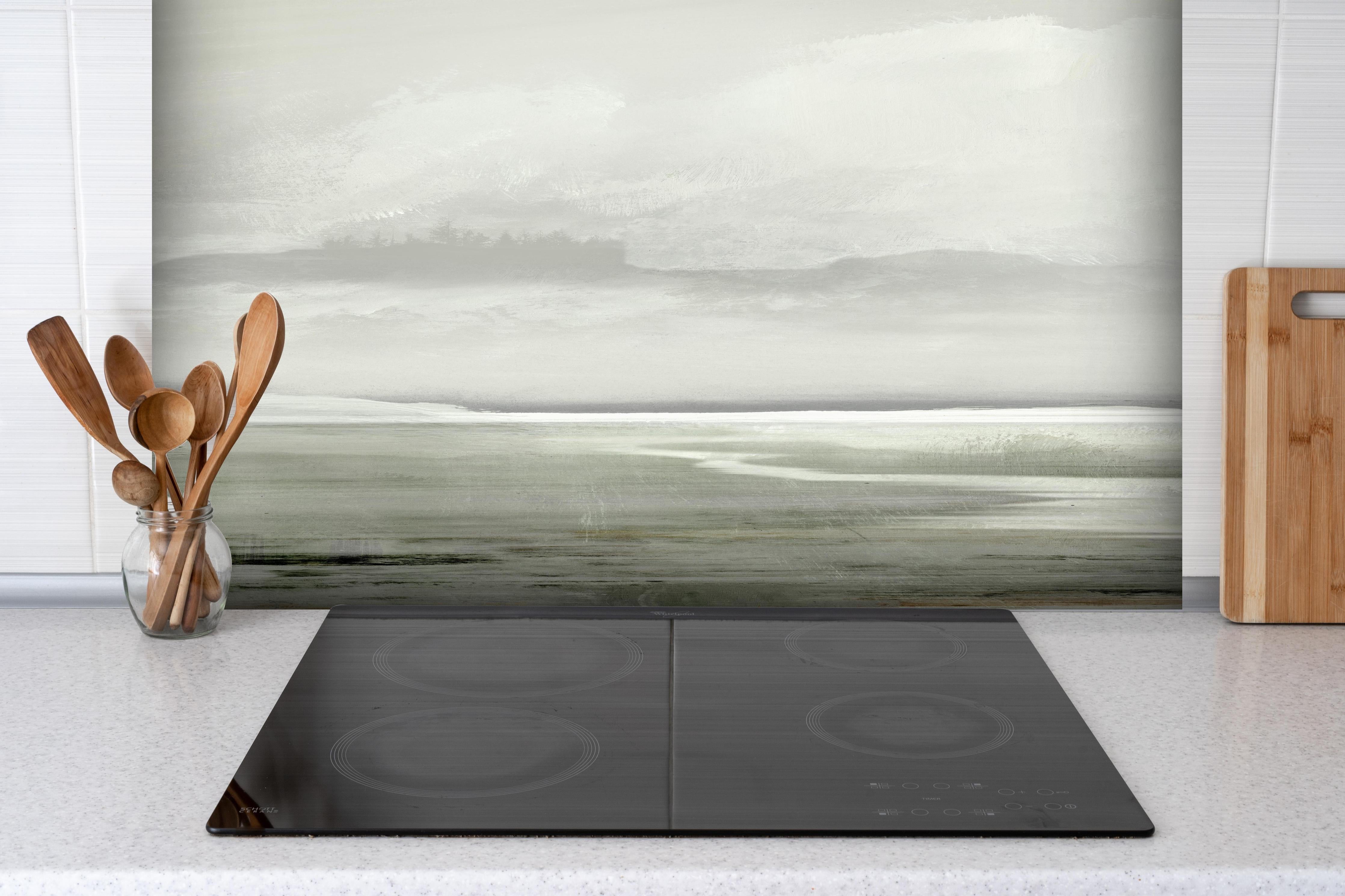 Spritzschutz - Gräuliche Landschaft - Gemälde hinter einem Cerankochfeld zwischen Holz-Kochutensilien