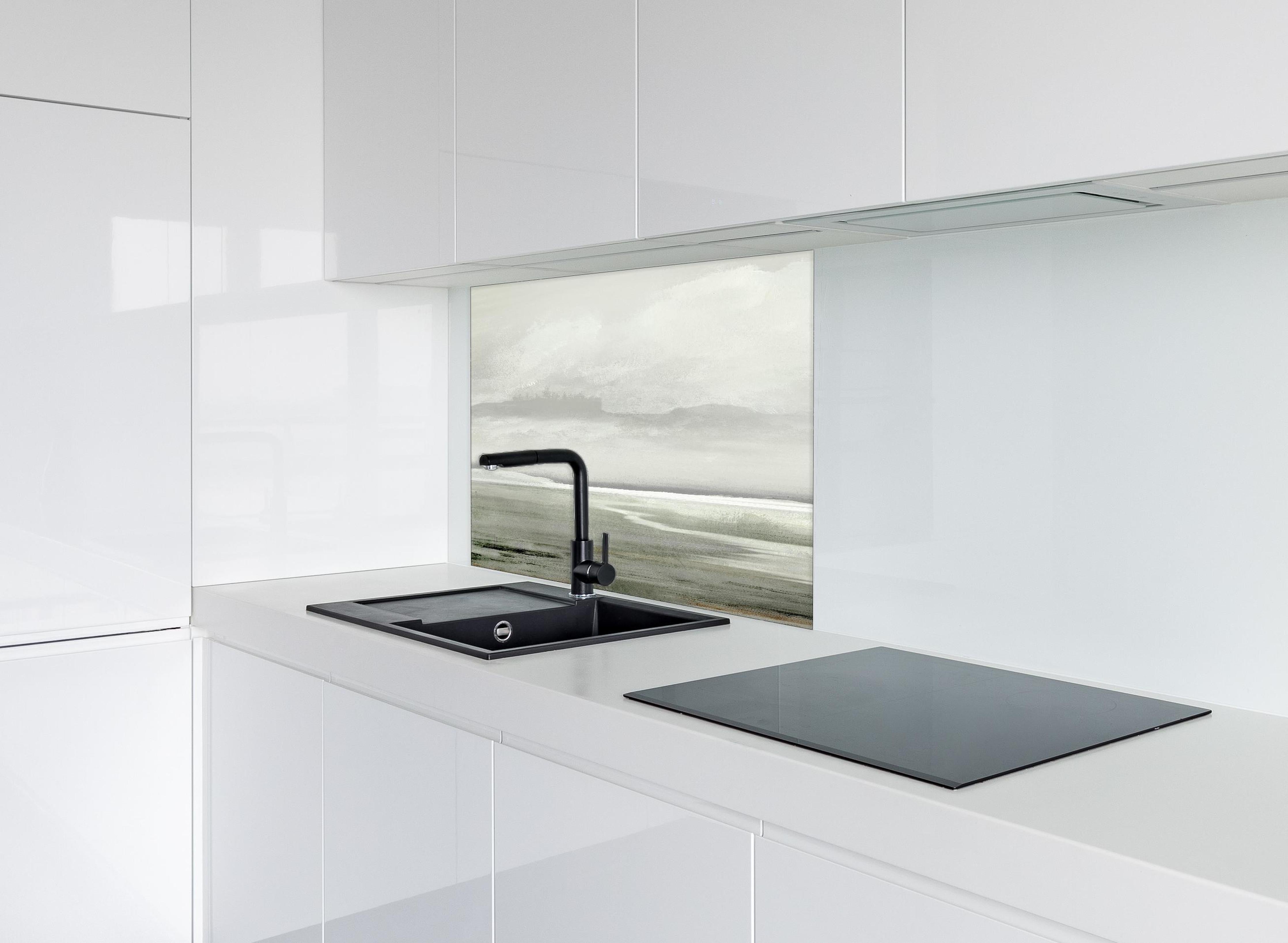 Spritzschutz - Gräuliche Landschaft - Gemälde hinter einem Cerankochfeld zwischen Holz-Kochutensilien