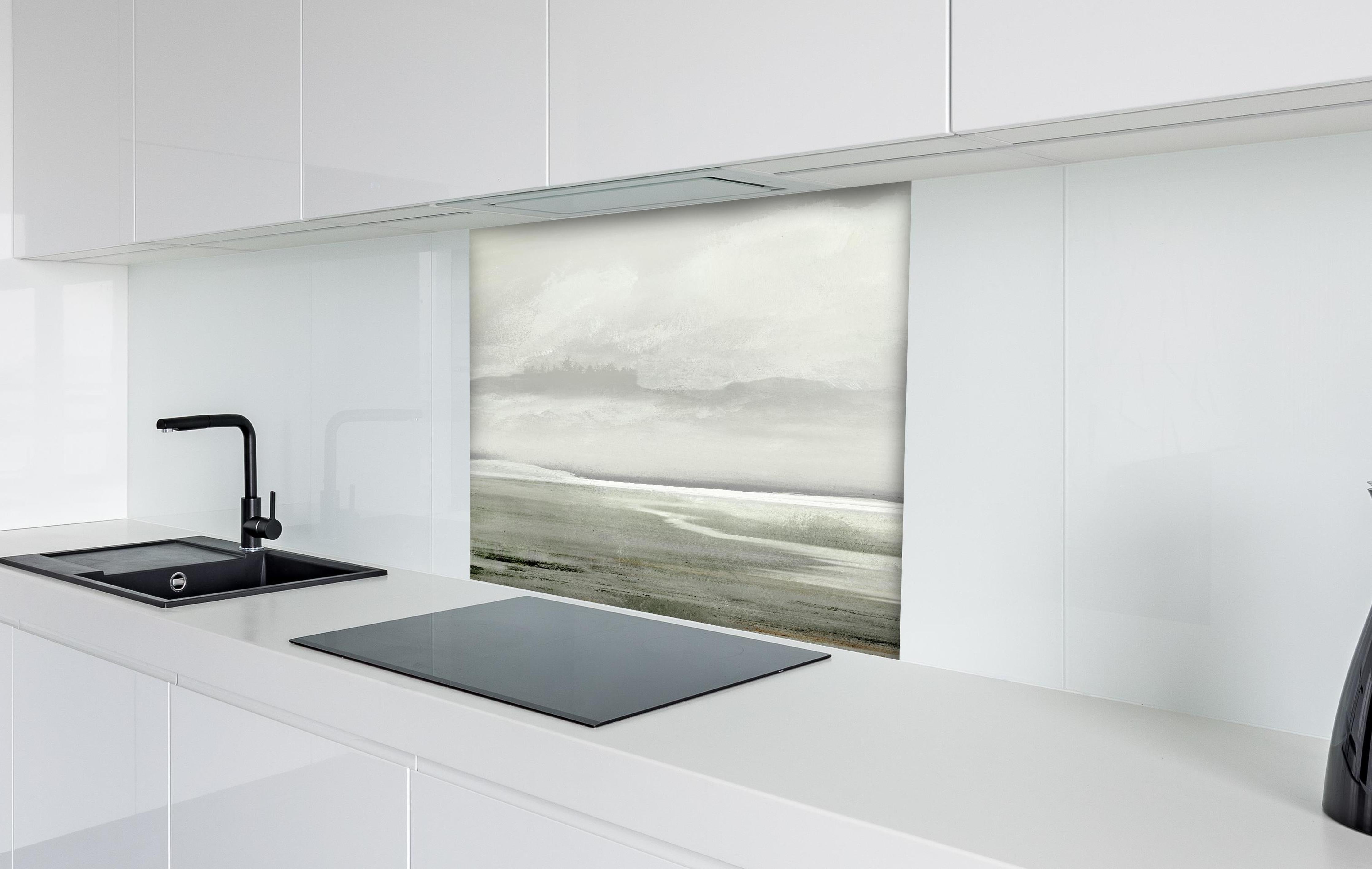 Spritzschutz - Gräuliche Landschaft - Gemälde hinter einem Cerankochfeld zwischen Holz-Kochutensilien