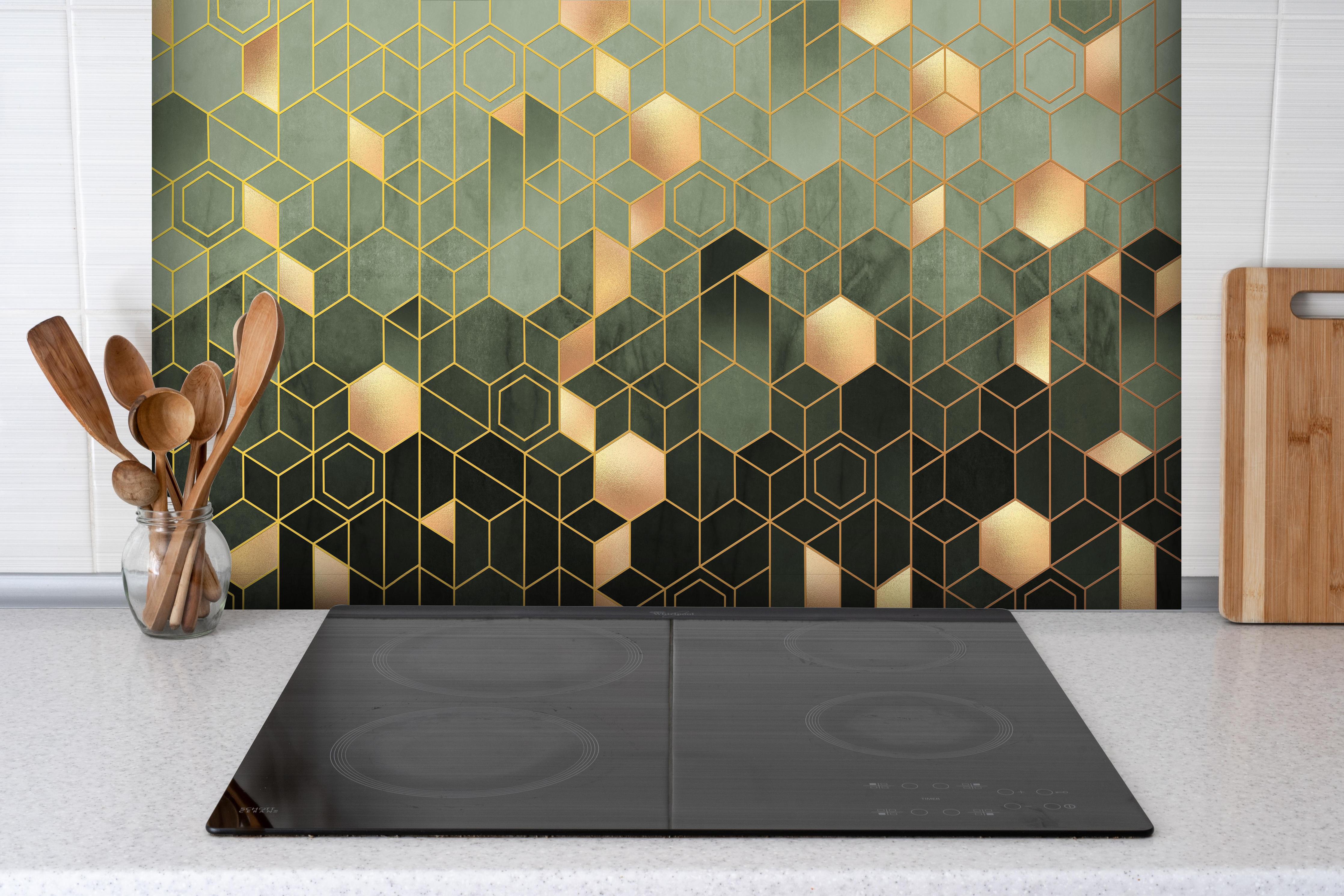 Spritzschutz - Gräuliche Sechseck Struktur hinter einem Cerankochfeld zwischen Holz-Kochutensilien