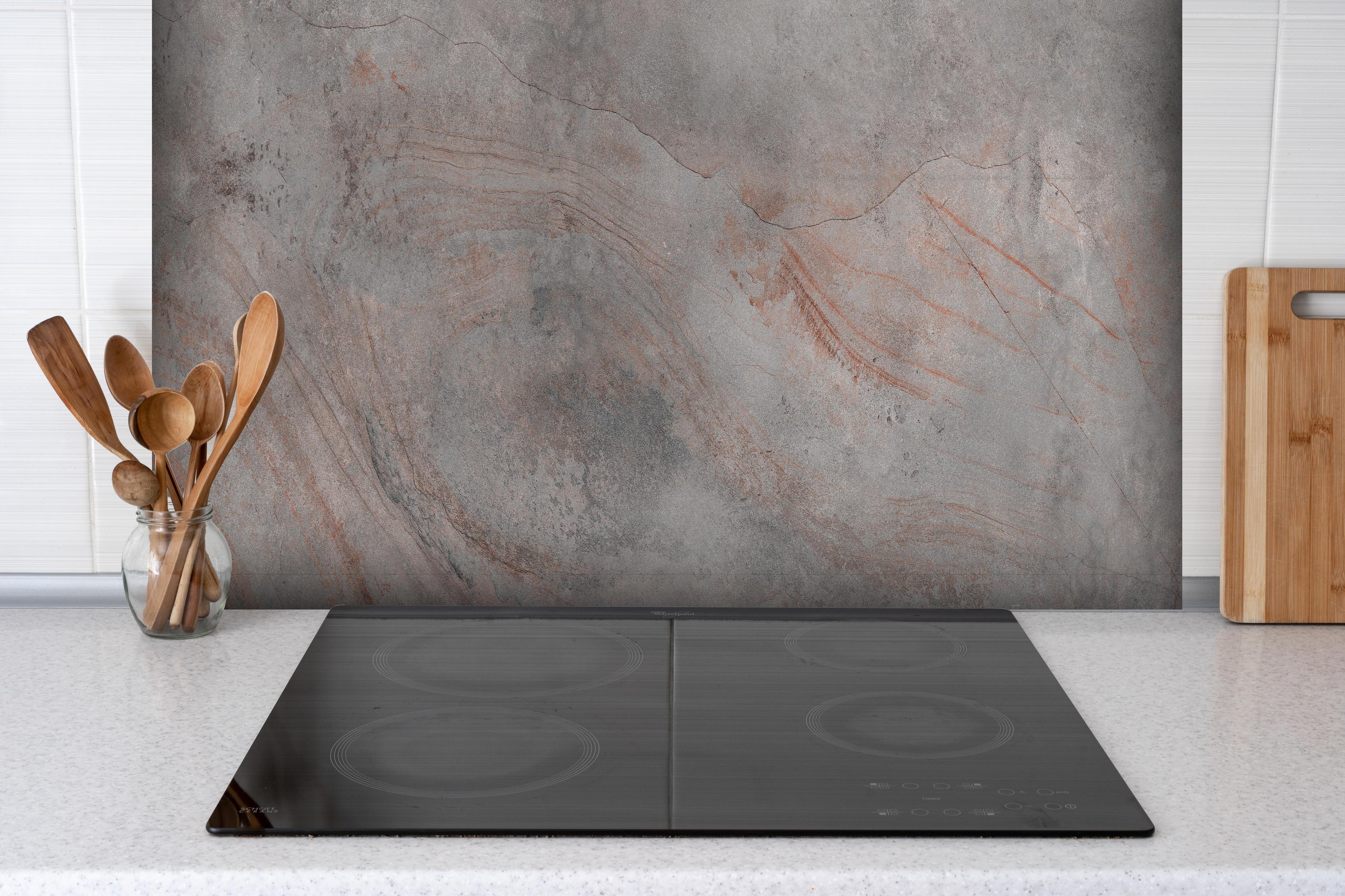 Spritzschutz - Gräuliche Vintage Marmor Textur hinter einem Cerankochfeld zwischen Holz-Kochutensilien