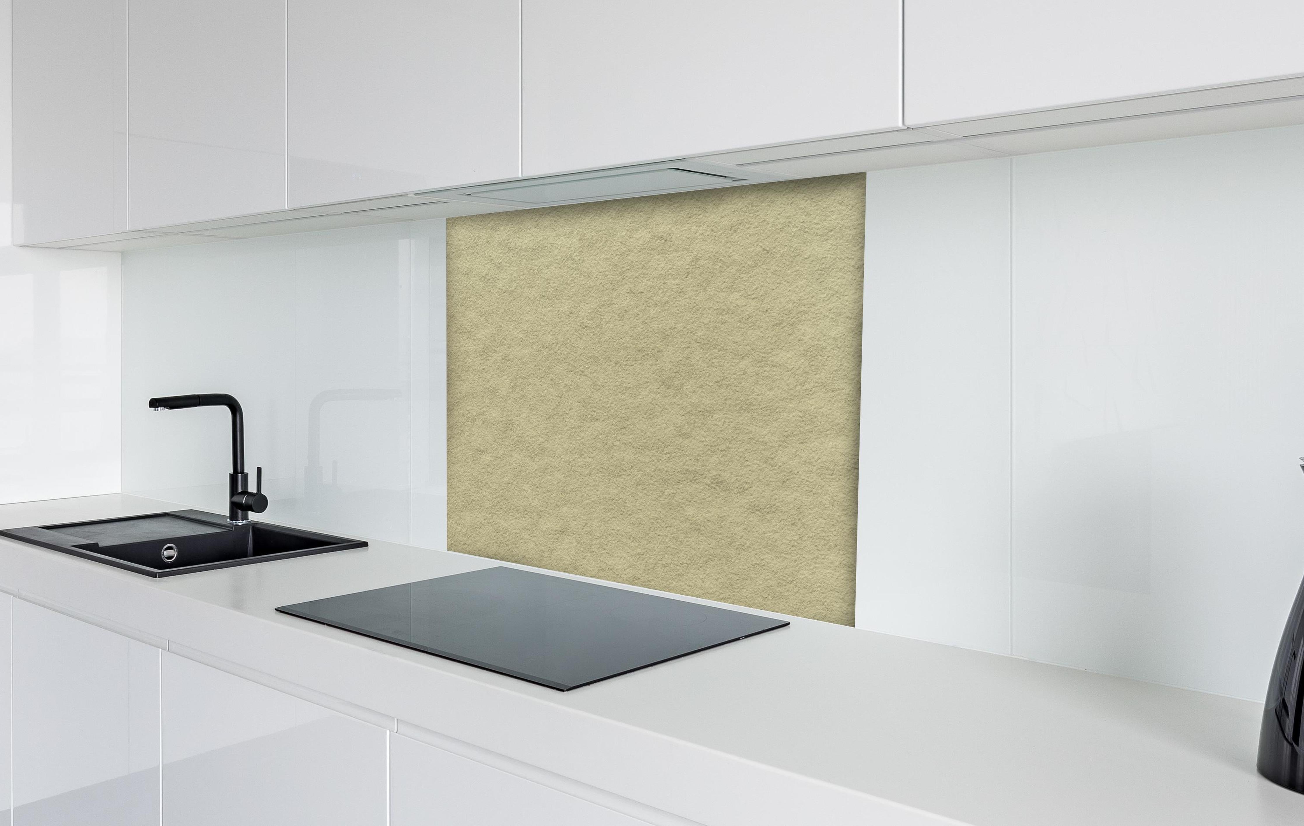 Spritzschutz - Gräuliche Wandtextur hinter einem Cerankochfeld zwischen Holz-Kochutensilien