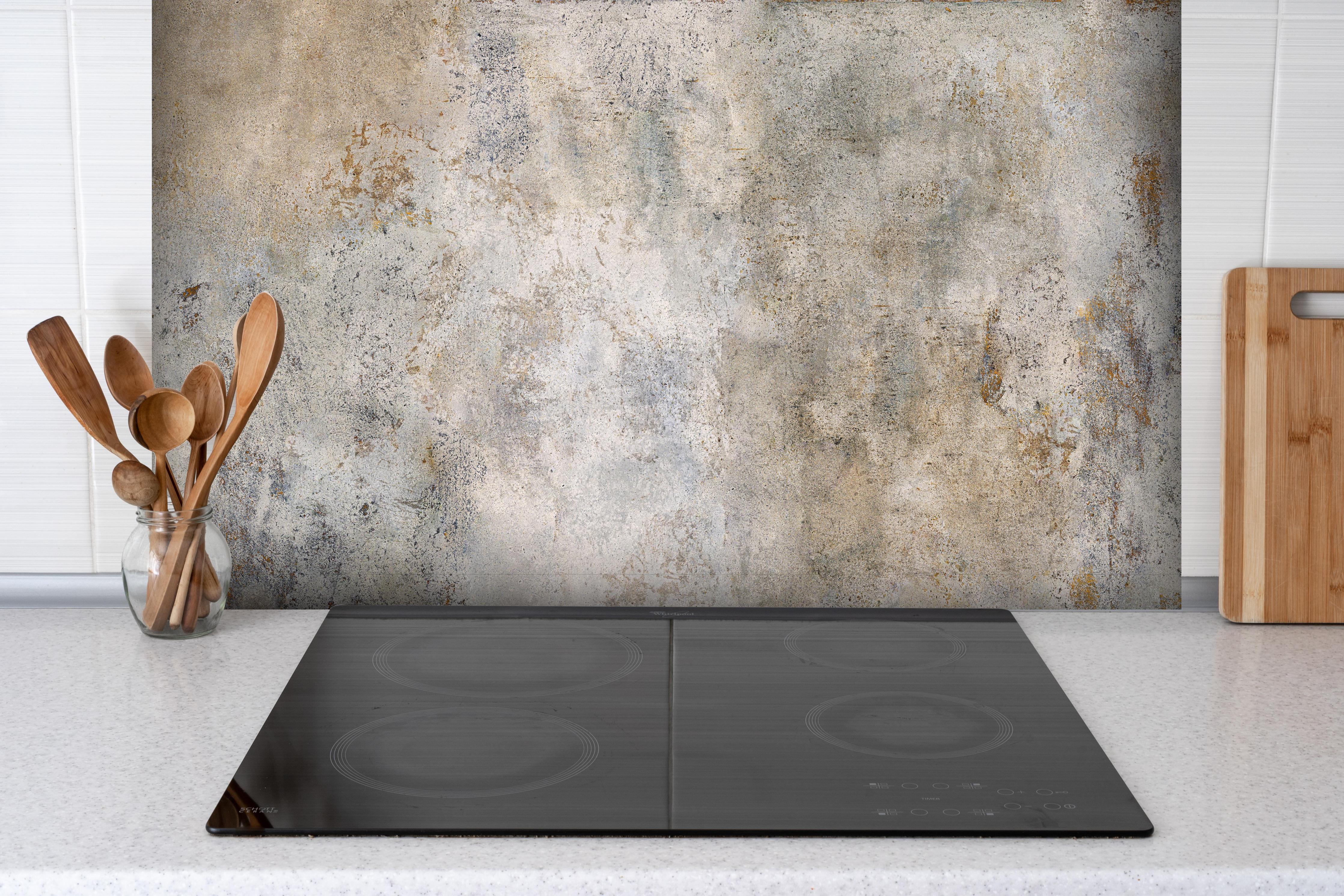 Spritzschutz - Gräuliche Zement Textur hinter einem Cerankochfeld zwischen Holz-Kochutensilien
