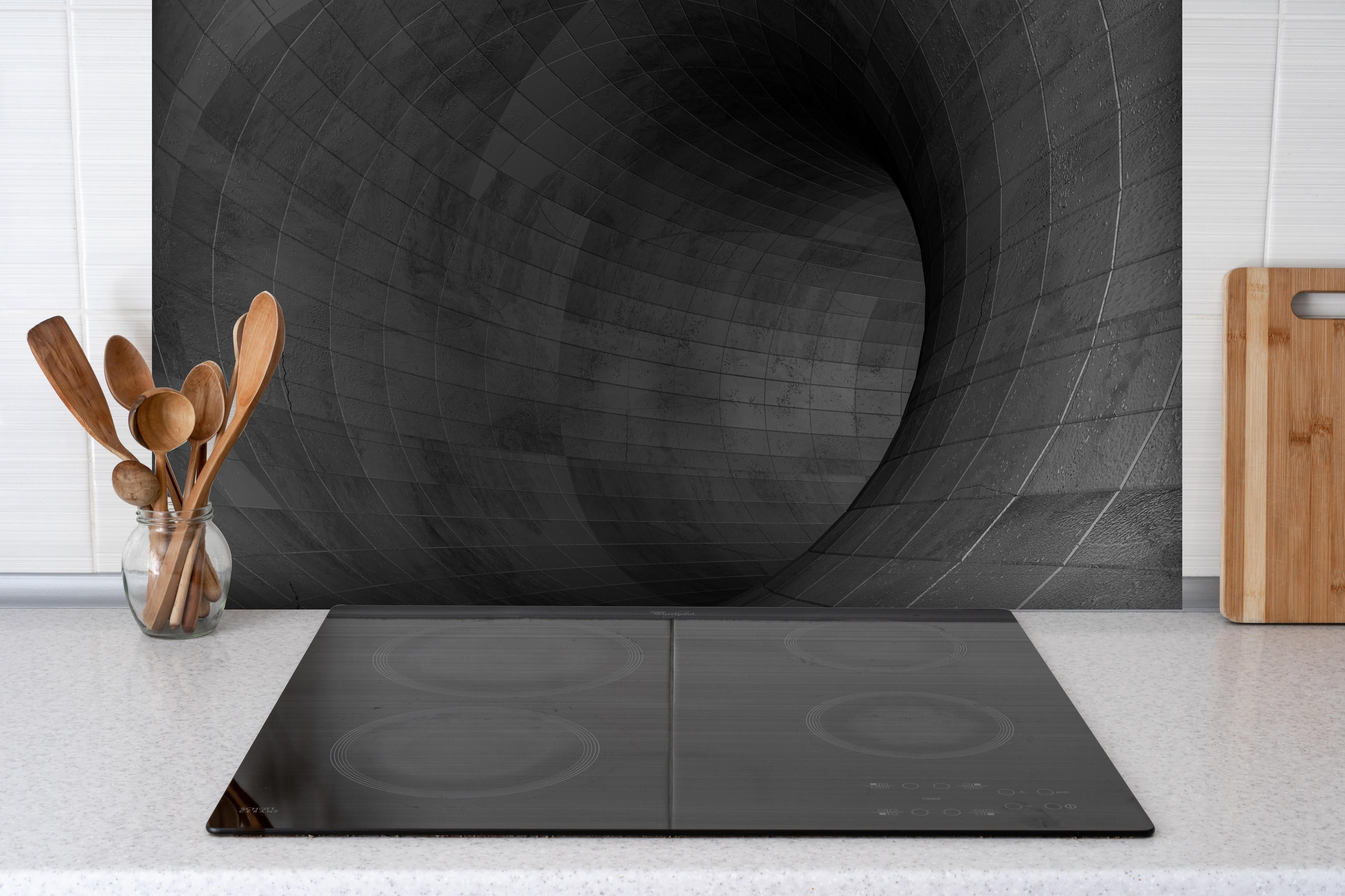 Spritzschutz - Gräulicher Beton - Tunnel hinter einem Cerankochfeld zwischen Holz-Kochutensilien