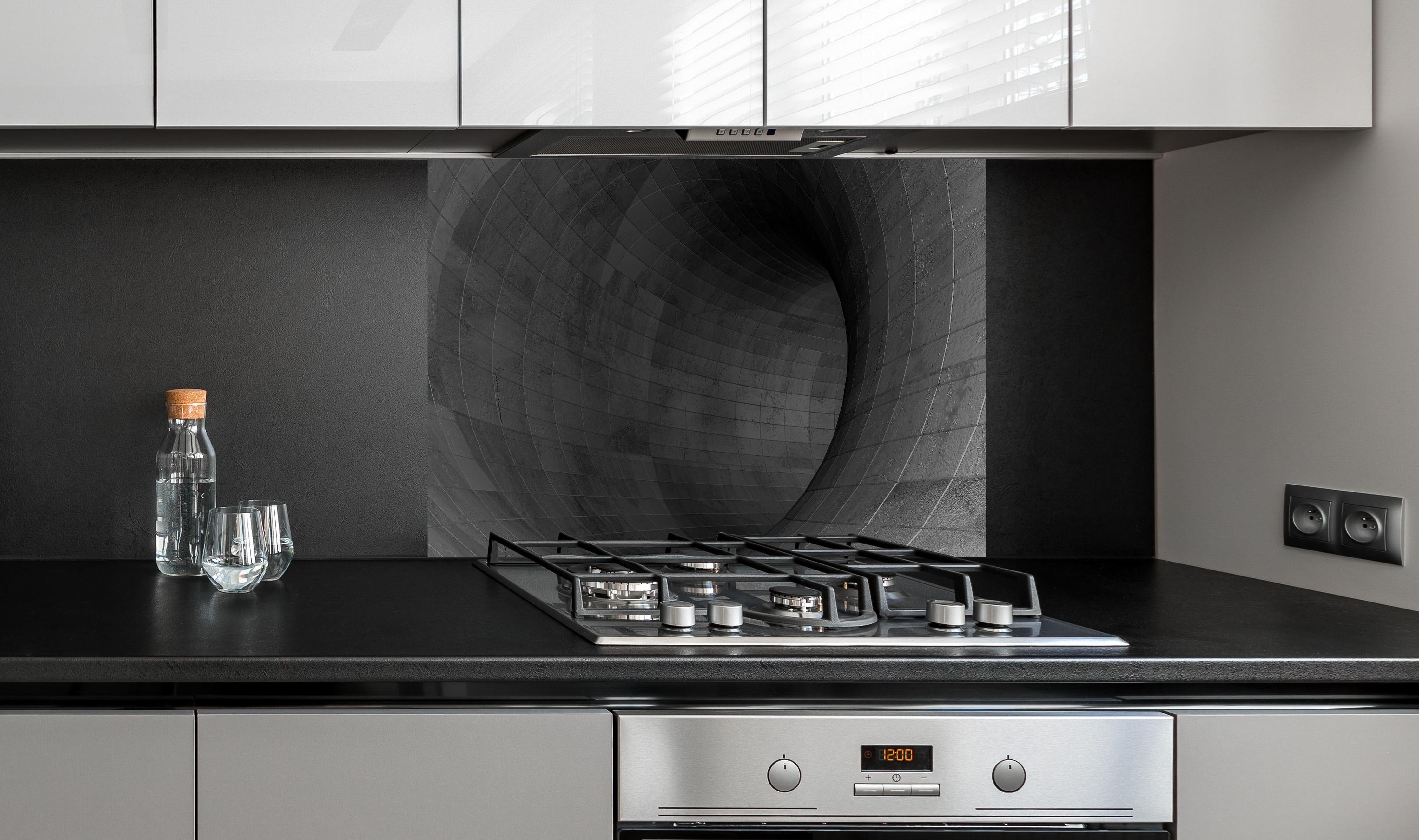 Spritzschutz - Gräulicher Beton - Tunnel hinter einem Cerankochfeld zwischen Holz-Kochutensilien