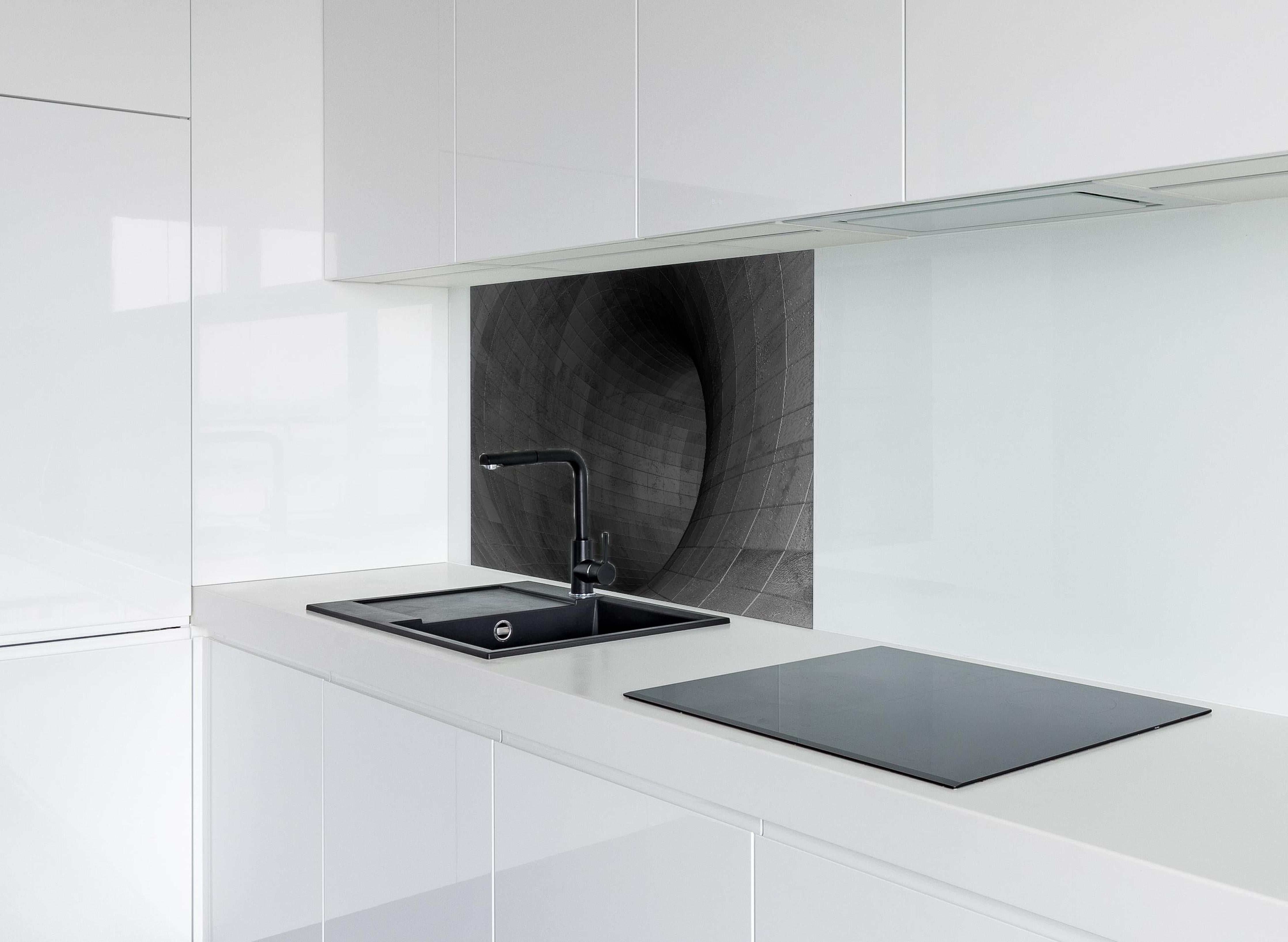 Spritzschutz - Gräulicher Beton - Tunnel hinter einem Cerankochfeld zwischen Holz-Kochutensilien