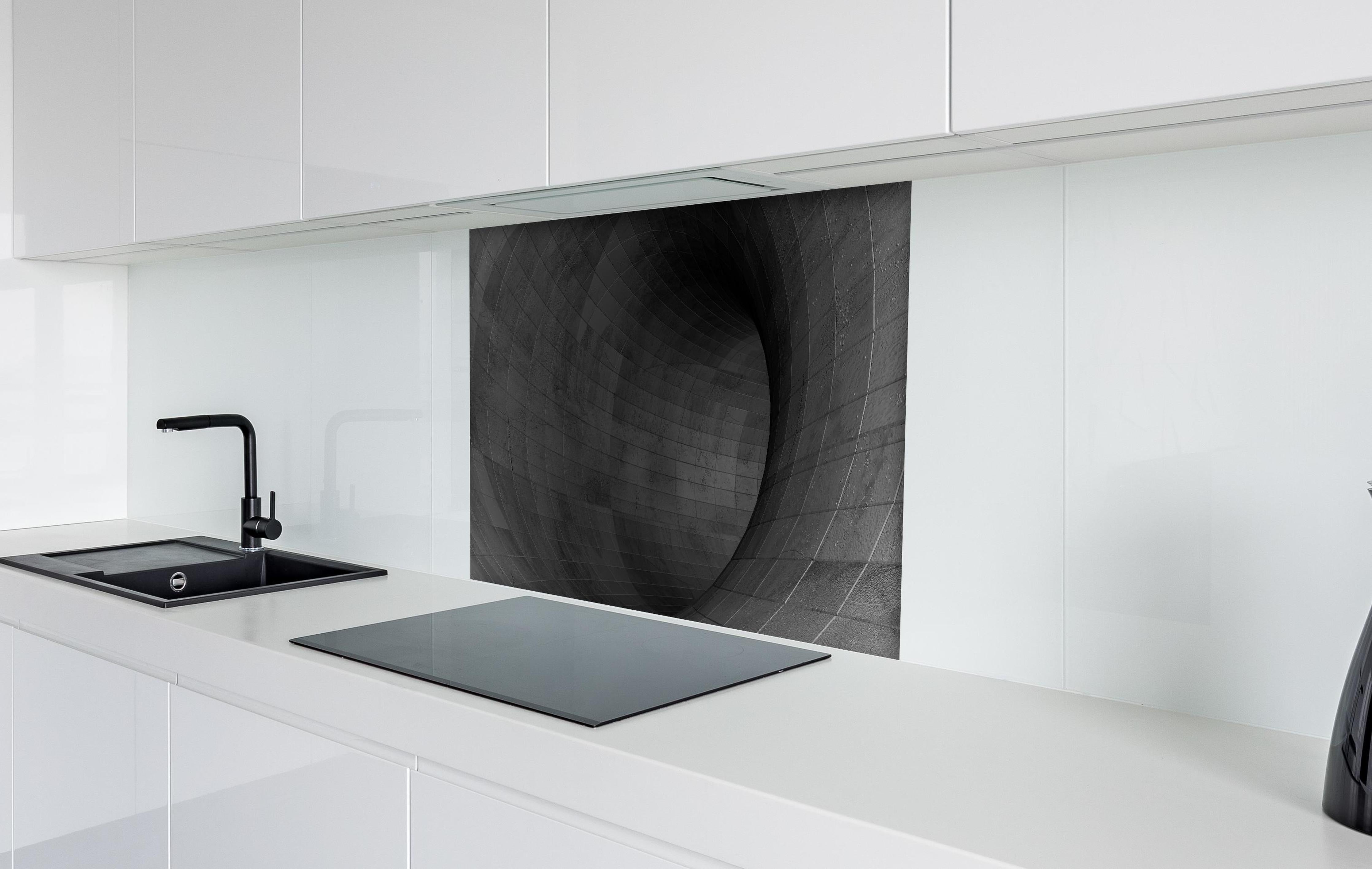 Spritzschutz - Gräulicher Beton - Tunnel hinter einem Cerankochfeld zwischen Holz-Kochutensilien