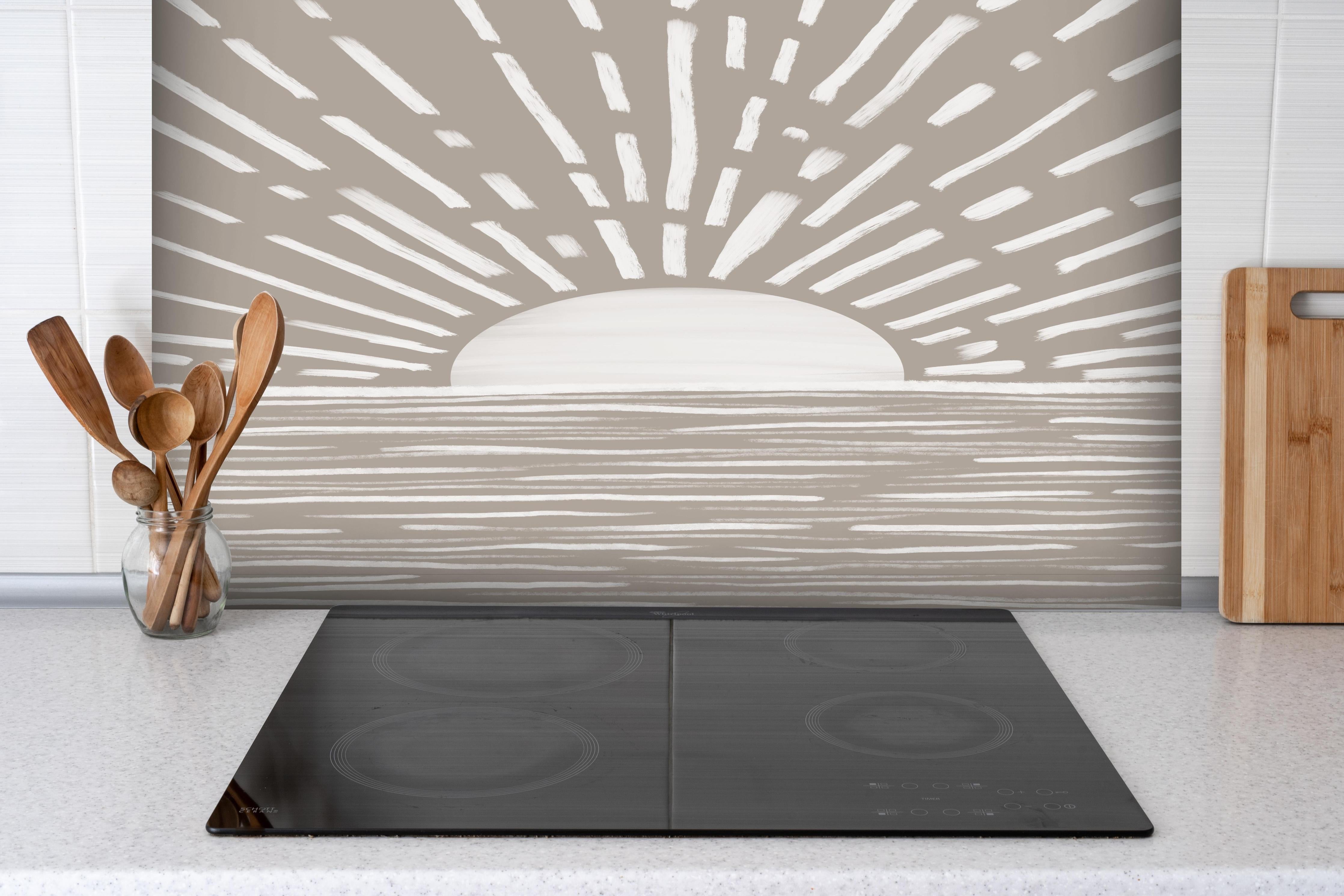 Spritzschutz - Gräuliches Design - Landschaft hinter einem Cerankochfeld zwischen Holz-Kochutensilien