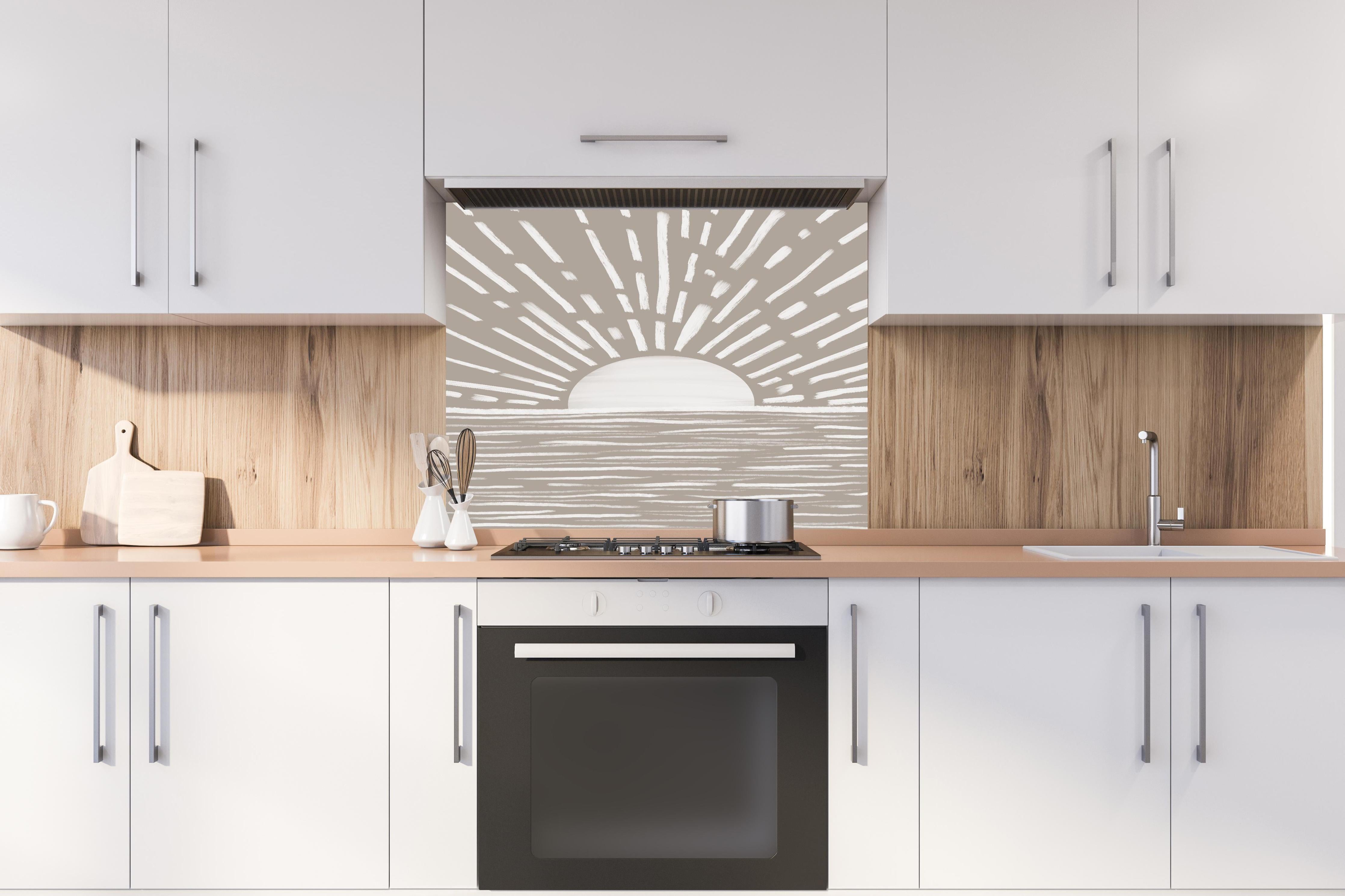 Spritzschutz - Gräuliches Design - Landschaft hinter einem Cerankochfeld zwischen Holz-Kochutensilien