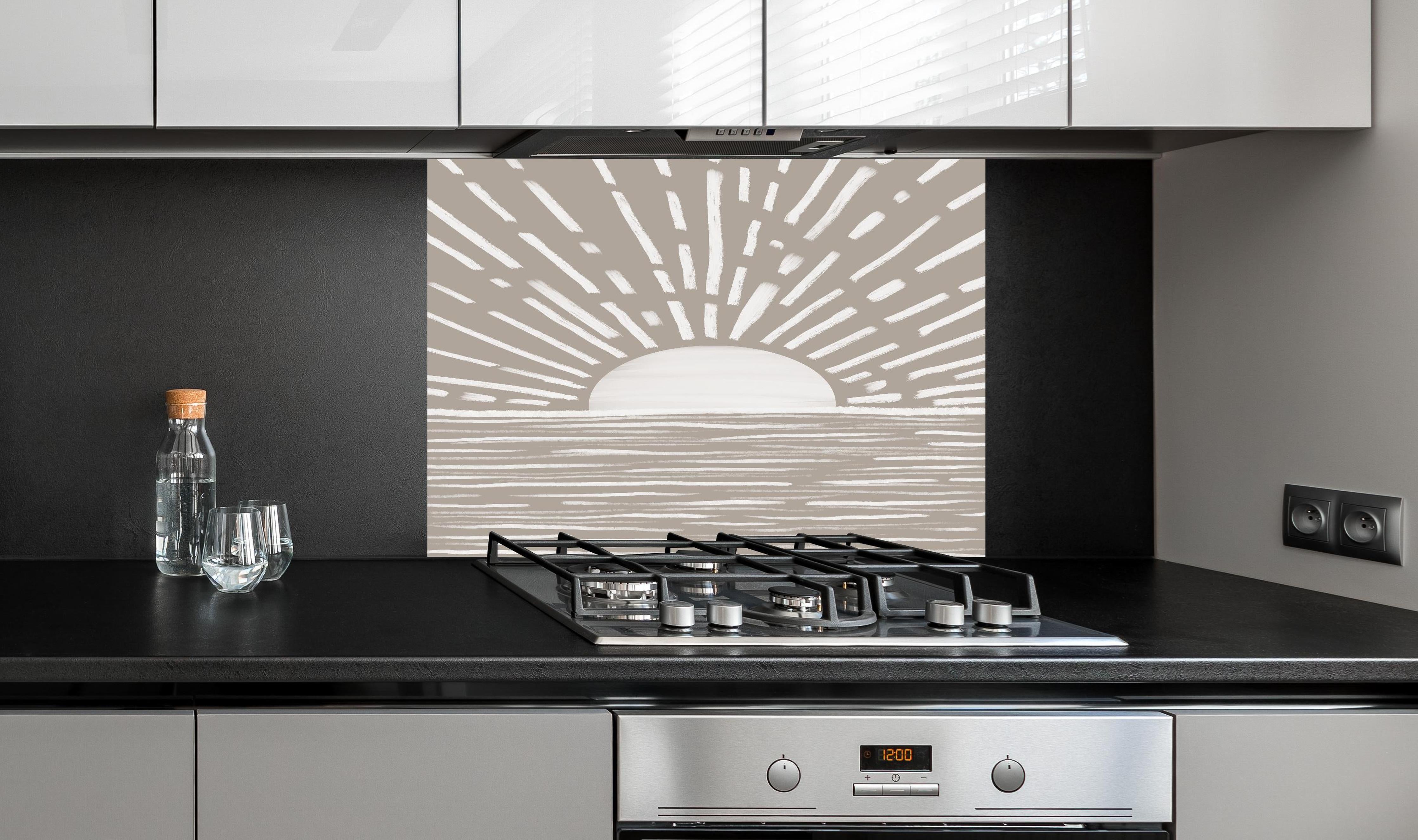Spritzschutz - Gräuliches Design - Landschaft hinter einem Cerankochfeld zwischen Holz-Kochutensilien