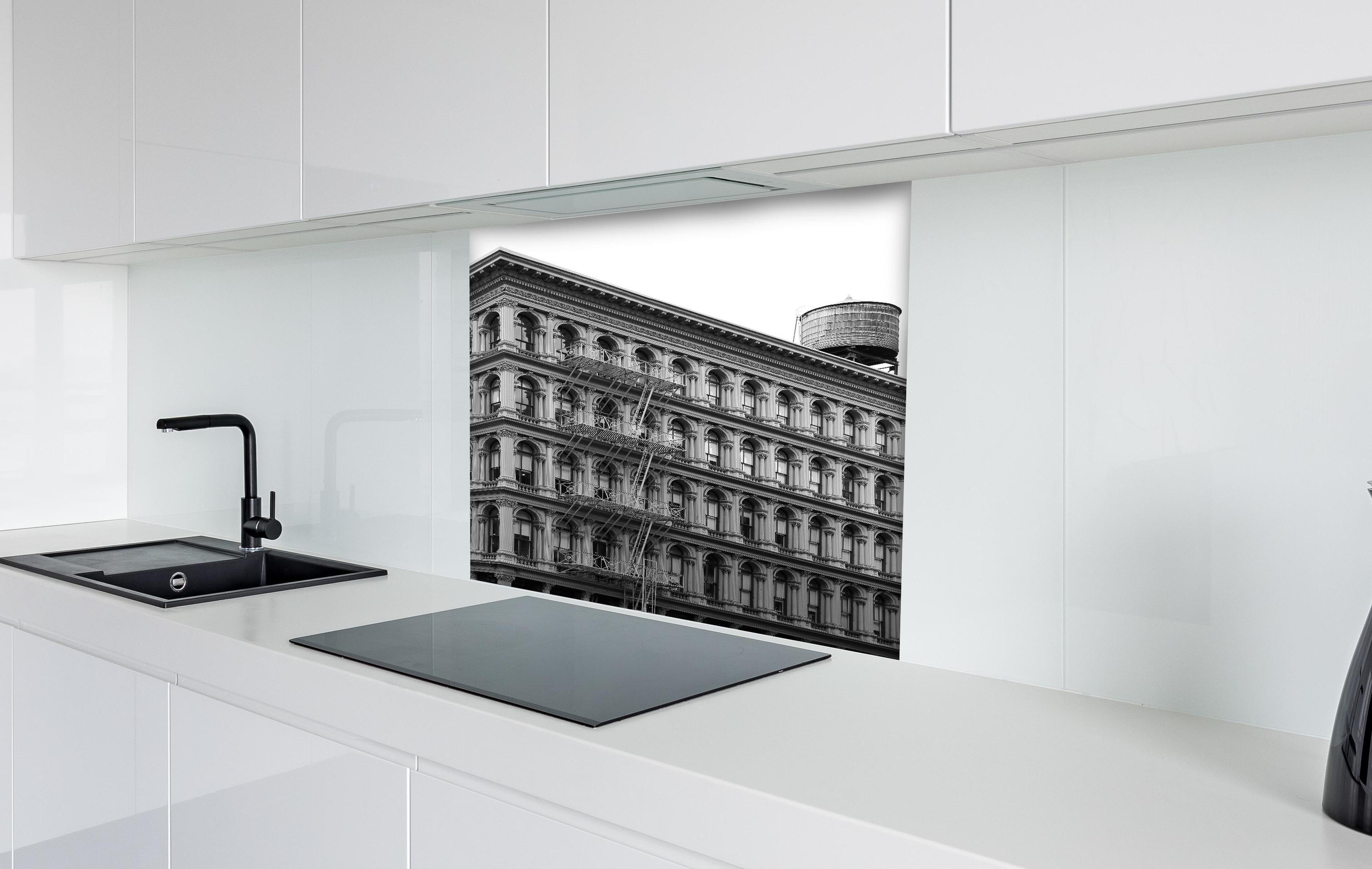 Spritzschutz - Gräuliches Foto - Architektur in NYC hinter einem Cerankochfeld zwischen Holz-Kochutensilien