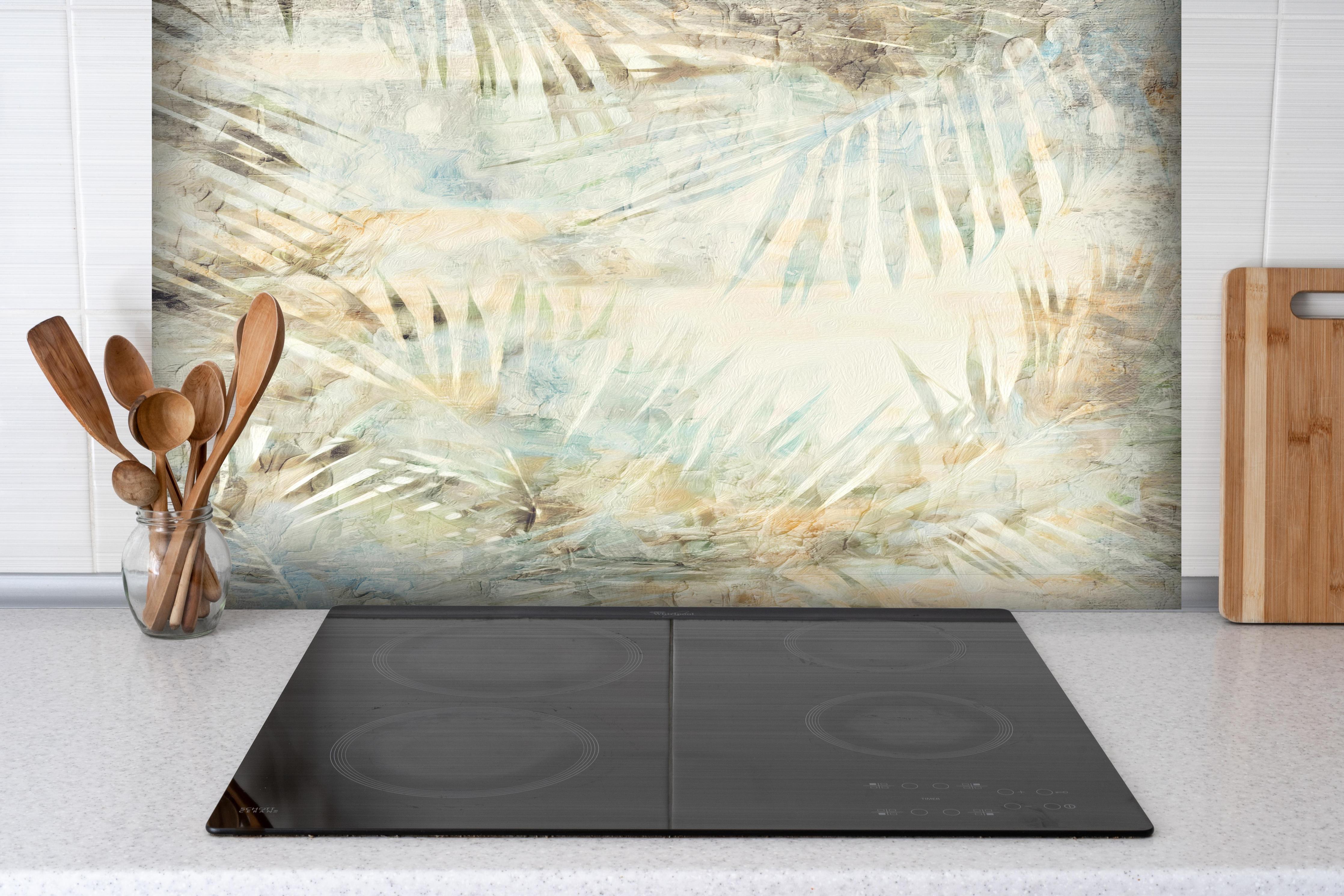 Spritzschutz - Gräuliches Palmenblatt Muster hinter einem Cerankochfeld zwischen Holz-Kochutensilien