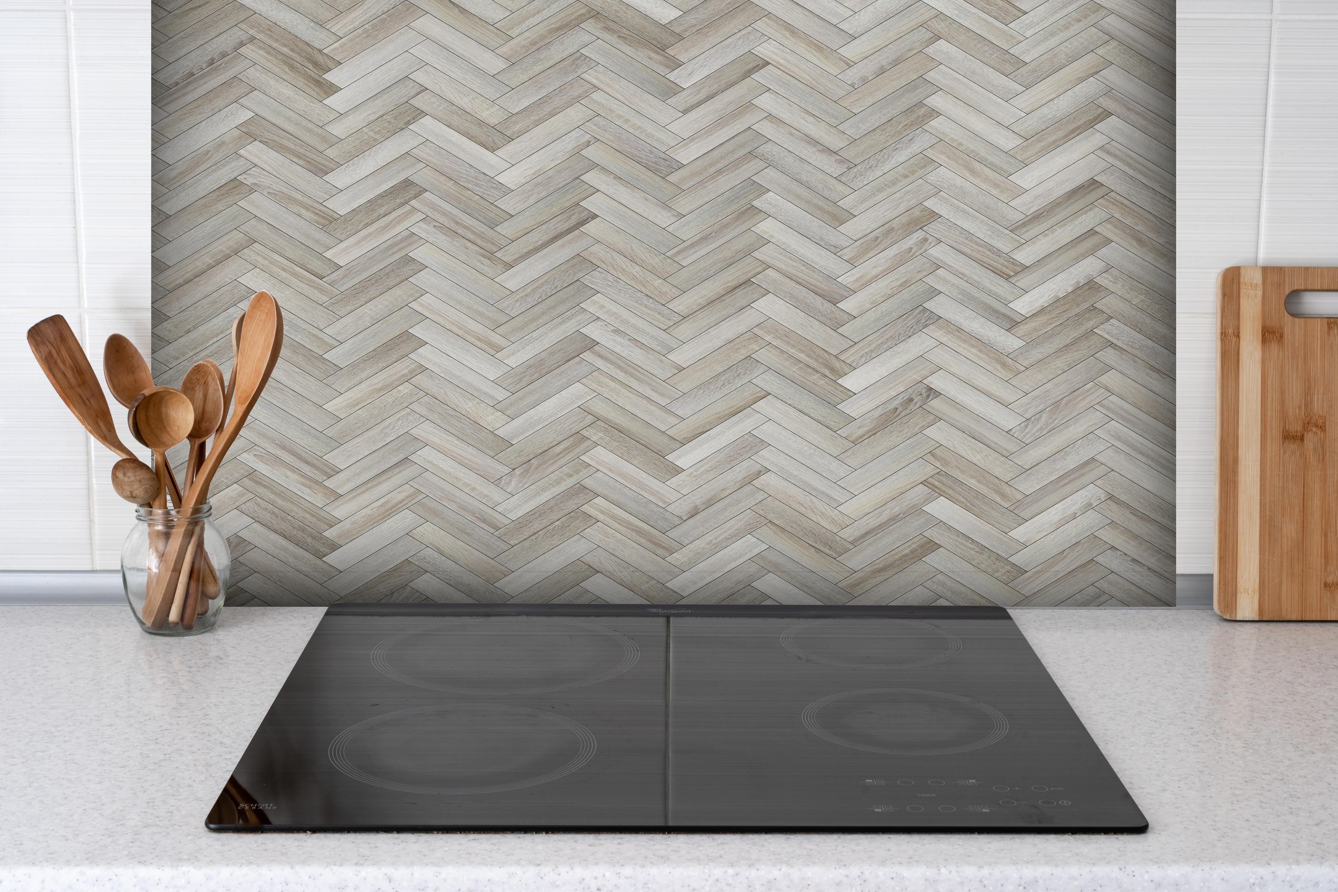 Spritzschutz - Gräuliches Rechtecks Holzmuster hinter einem Cerankochfeld zwischen Holz-Kochutensilien