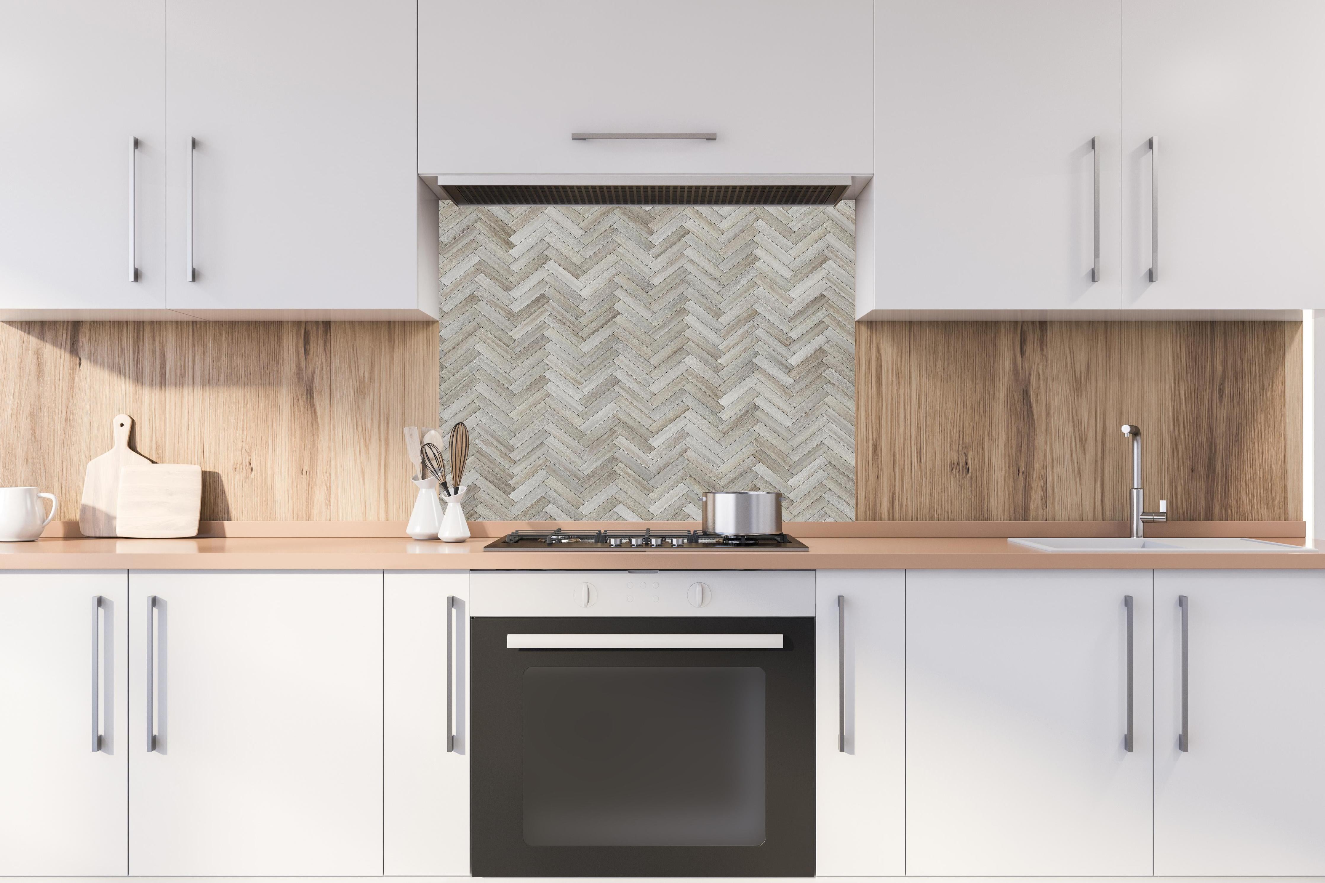 Spritzschutz - Gräuliches Rechtecks Holzmuster hinter einem Cerankochfeld zwischen Holz-Kochutensilien