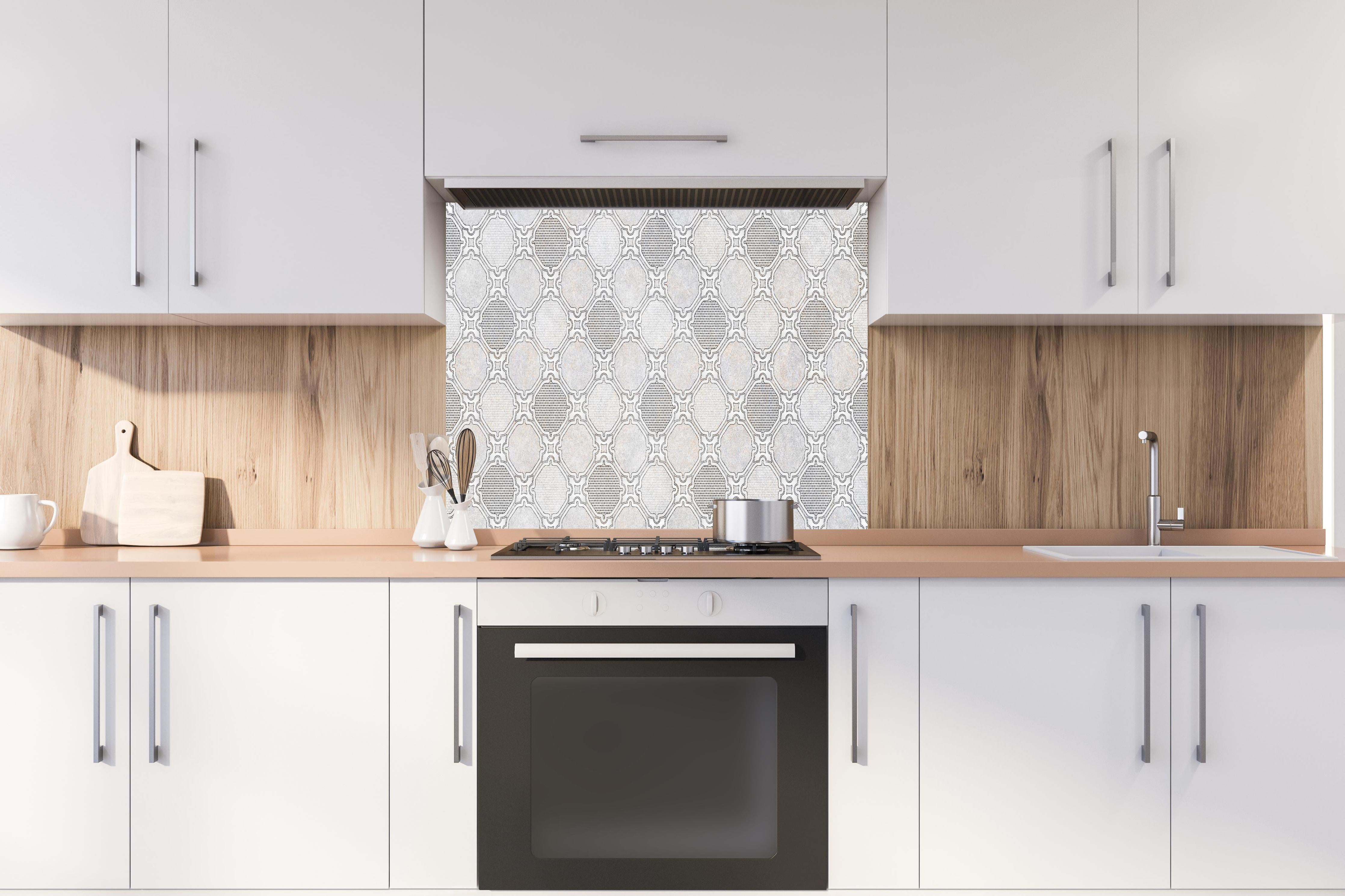 Spritzschutz - Gräuliches Stoffmuster - Vintage hinter einem Cerankochfeld zwischen Holz-Kochutensilien