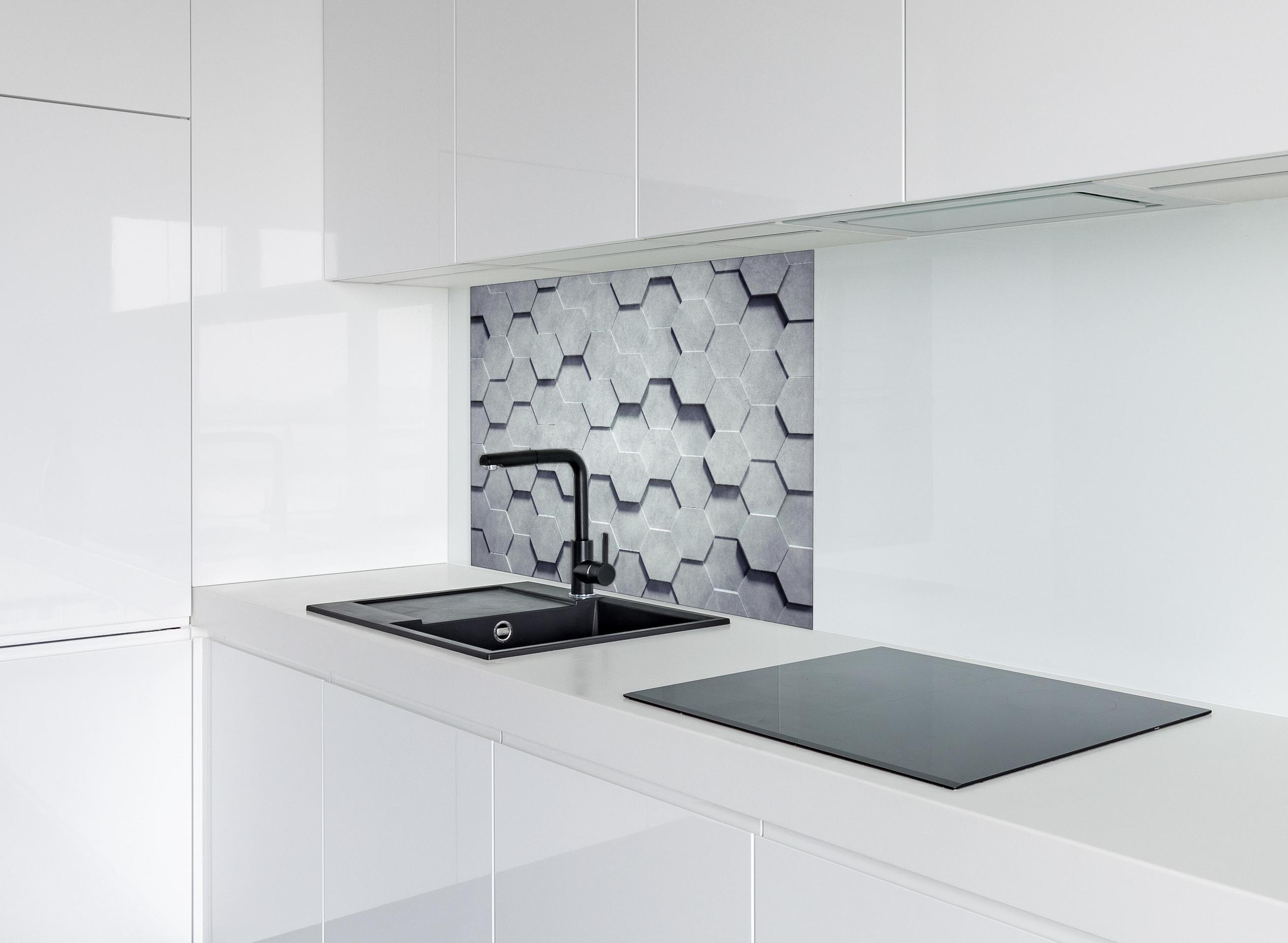 Spritzschutz - Gräuliches Wabenmuster hinter einem Cerankochfeld zwischen Holz-Kochutensilien