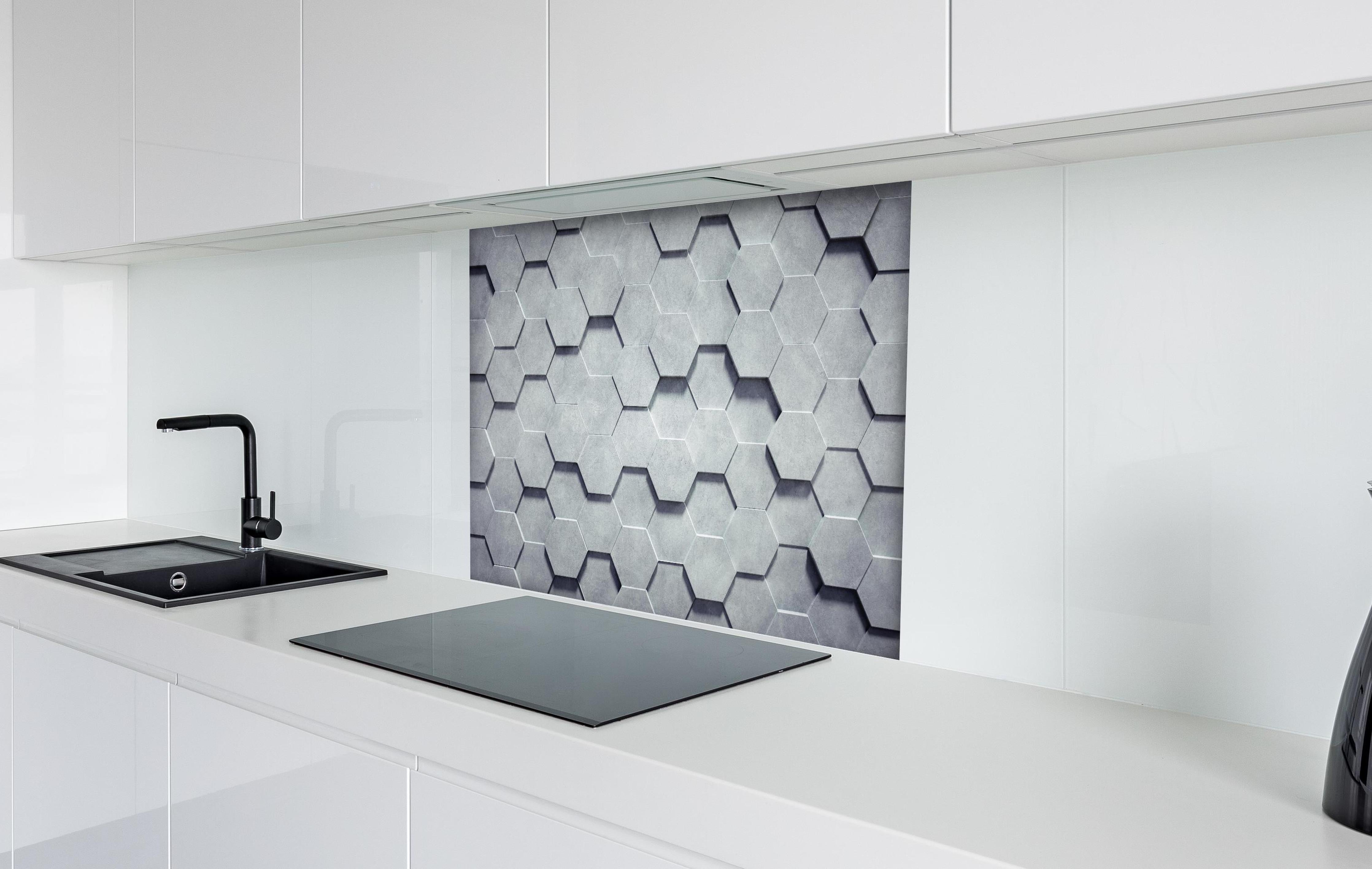 Spritzschutz - Gräuliches Wabenmuster hinter einem Cerankochfeld zwischen Holz-Kochutensilien