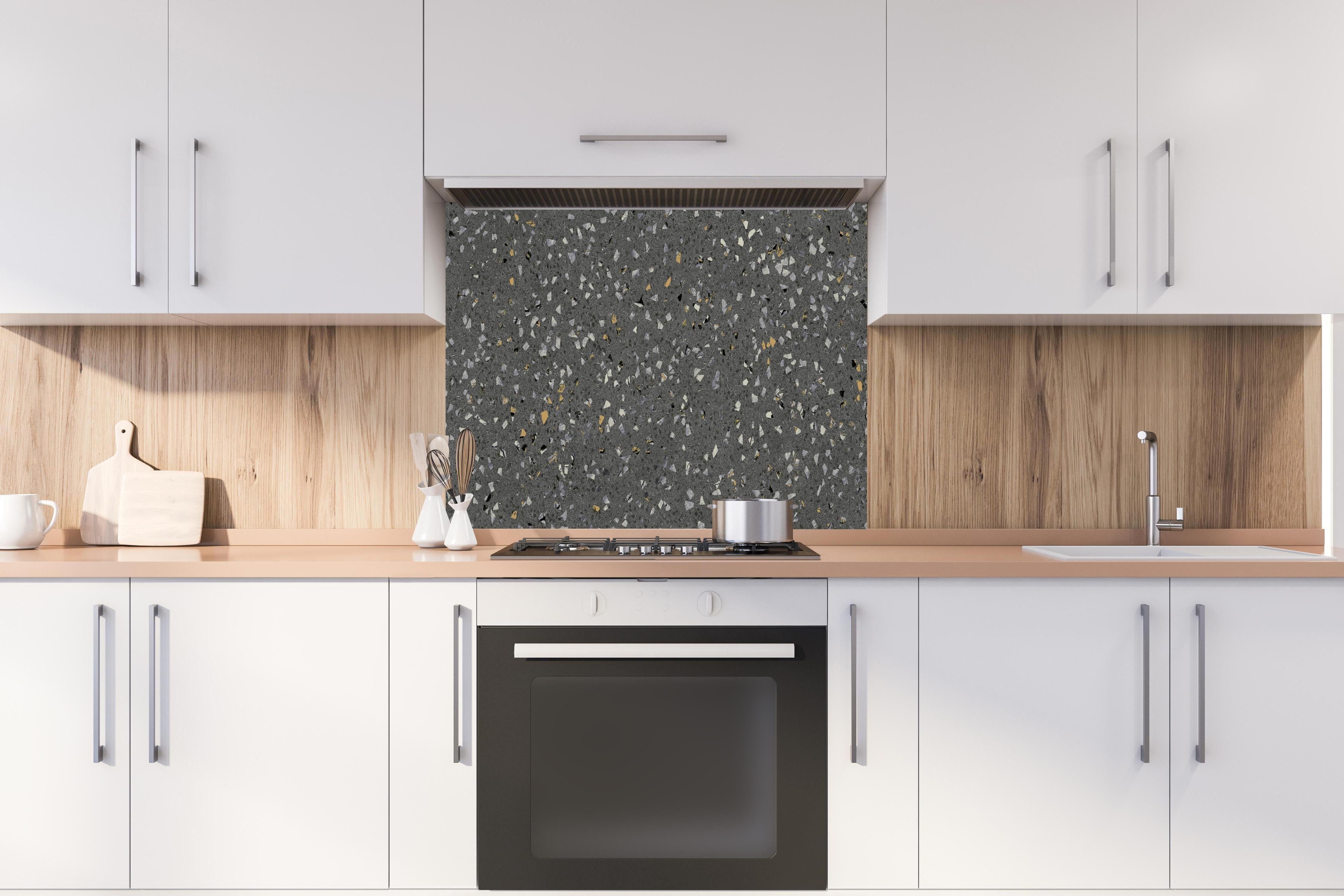 Spritzschutz - Gräuliches Wandmuster - Marmor hinter einem Cerankochfeld zwischen Holz-Kochutensilien