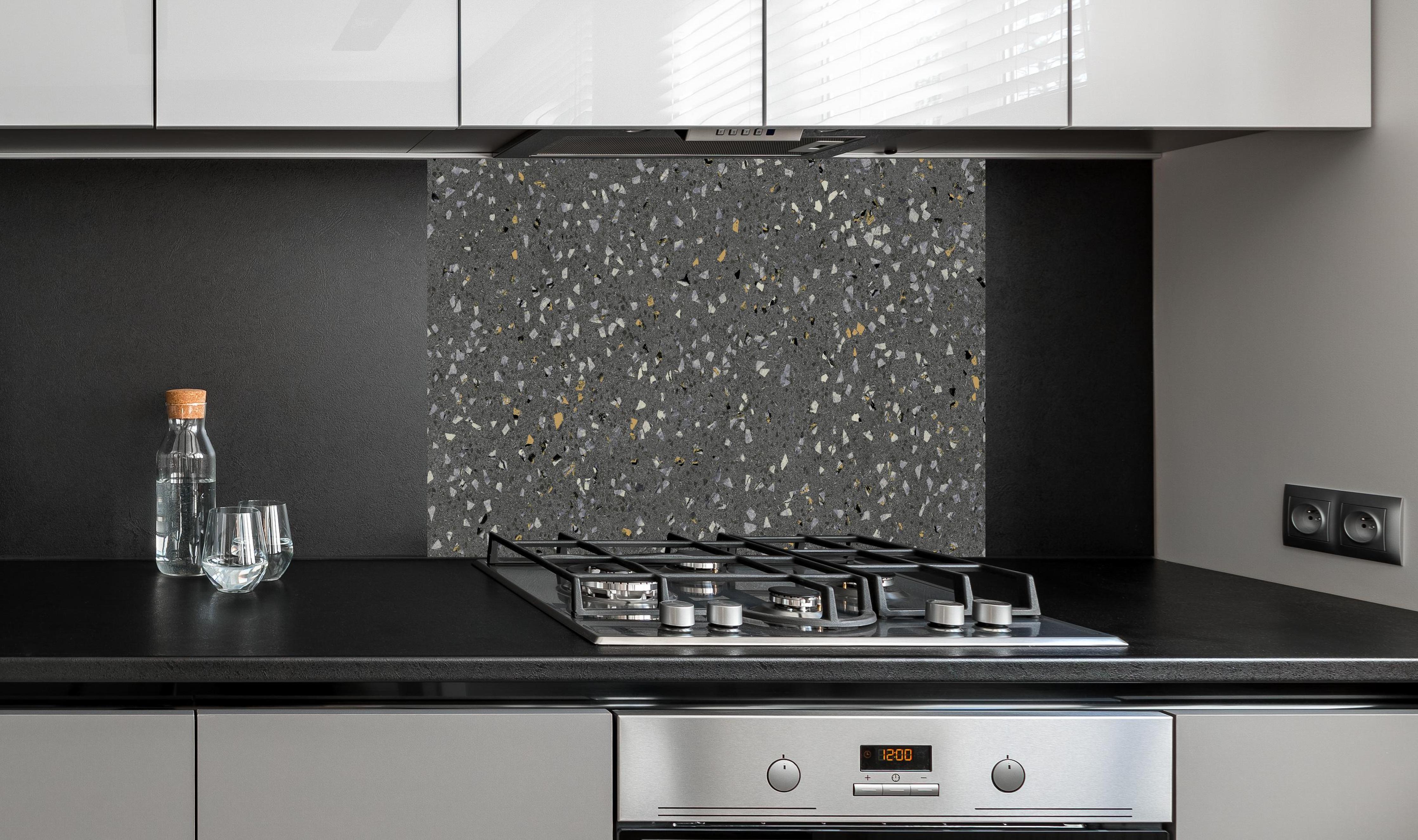 Spritzschutz - Gräuliches Wandmuster - Marmor hinter einem Cerankochfeld zwischen Holz-Kochutensilien