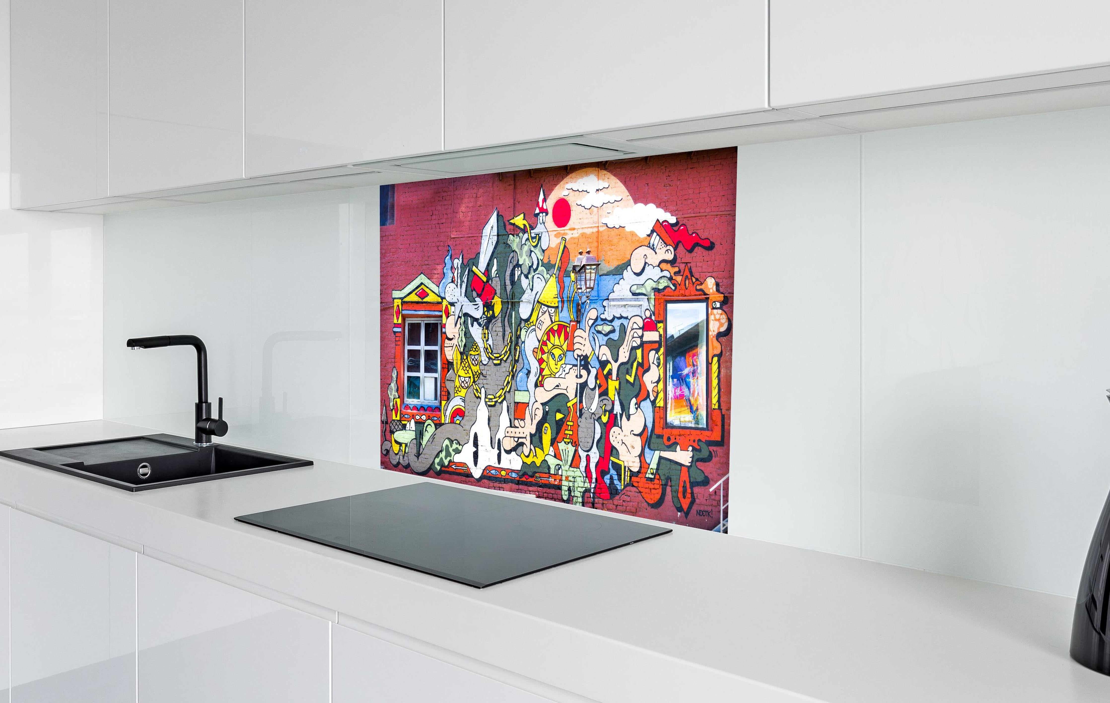 Spritzschutz - Graffiti Wand - Urban Streetstyle hinter einem Cerankochfeld zwischen Holz-Kochutensilien