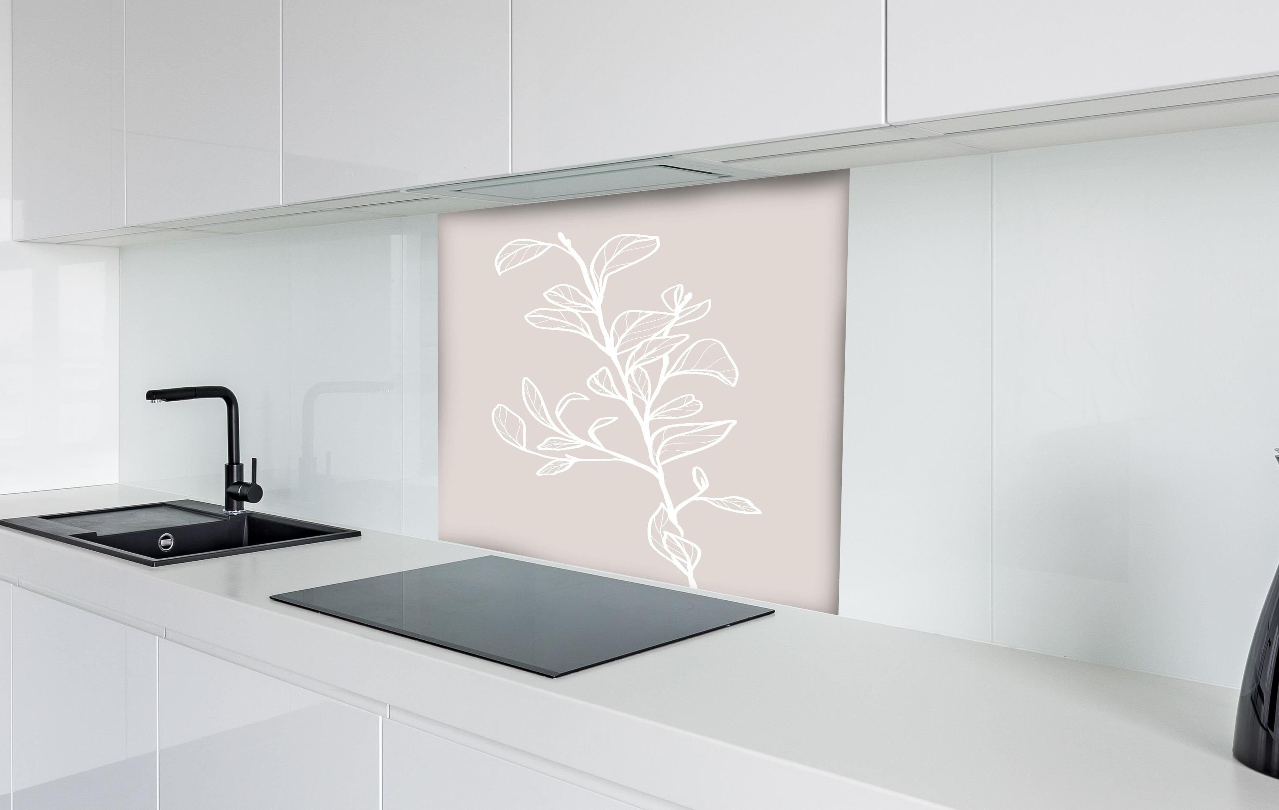 Spritzschutz - Grafische Blattzweigdarstellung in Beige hinter einem Cerankochfeld zwischen Holz-Kochutensilien