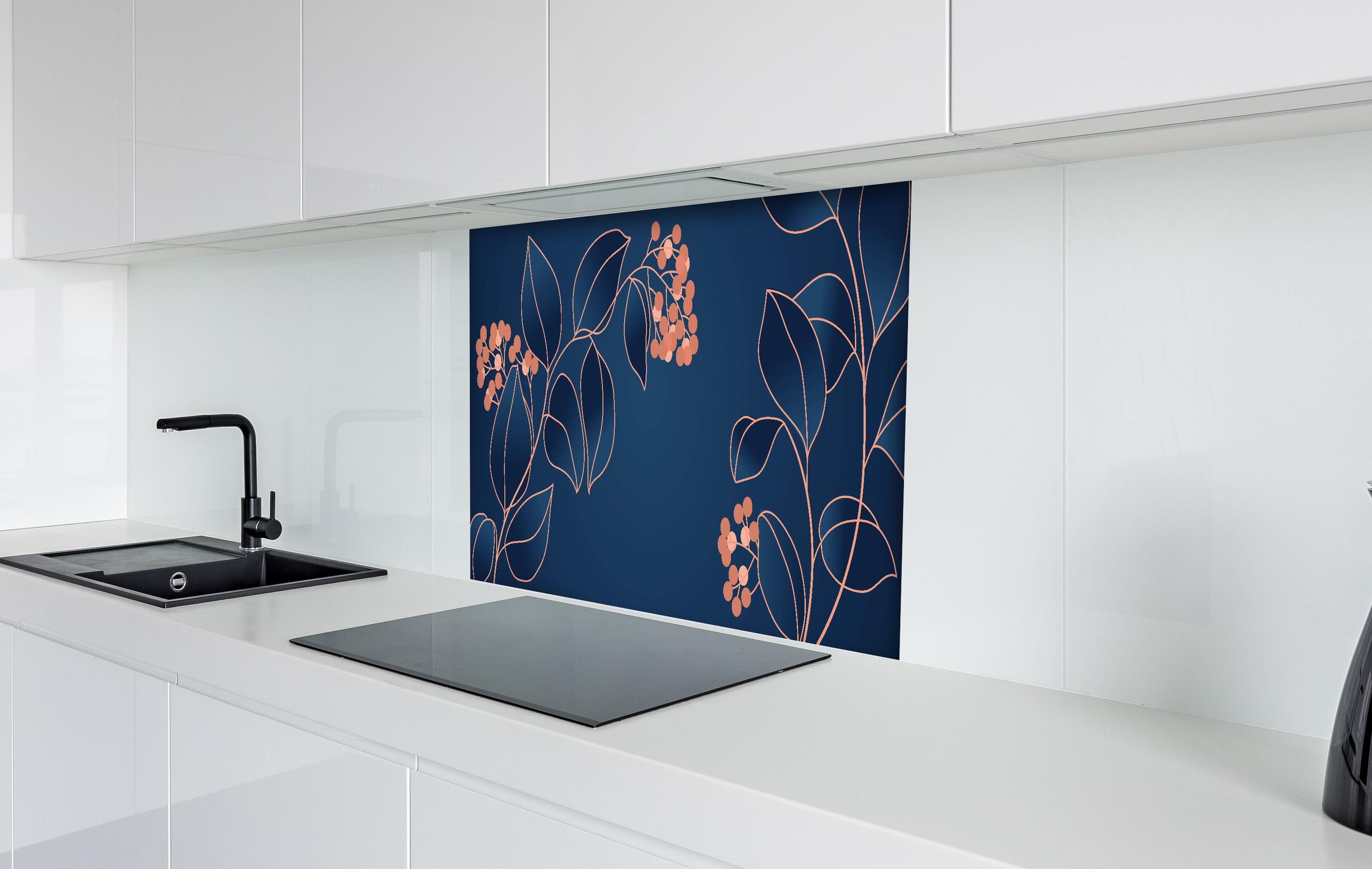 Spritzschutz - Grafische Blütenmotive in Blau und Orange hinter einem Cerankochfeld zwischen Holz-Kochutensilien