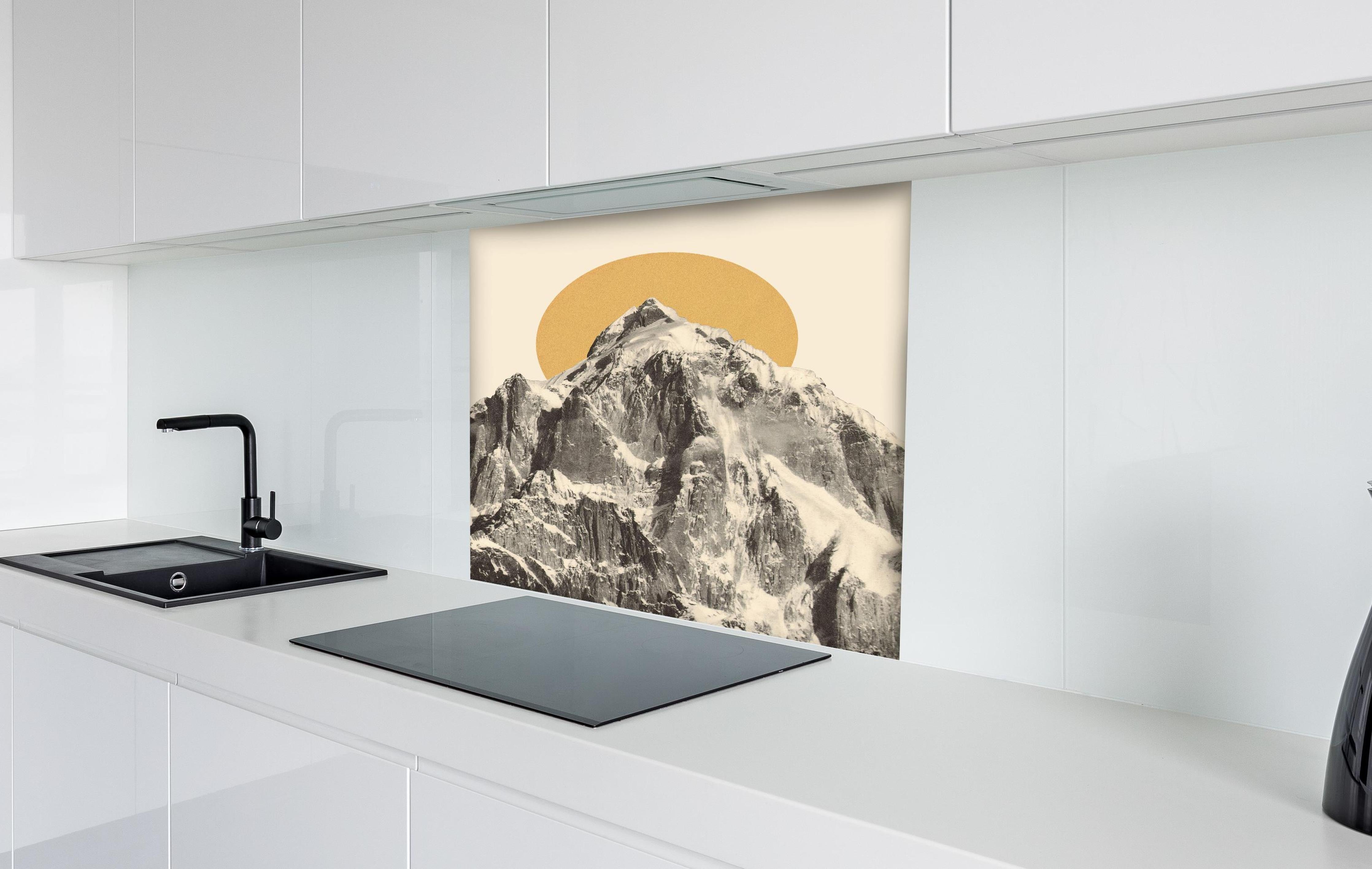 Spritzschutz - Grafisches Bergmotiv mit Sonne im Hintergrund hinter einem Cerankochfeld zwischen Holz-Kochutensilien