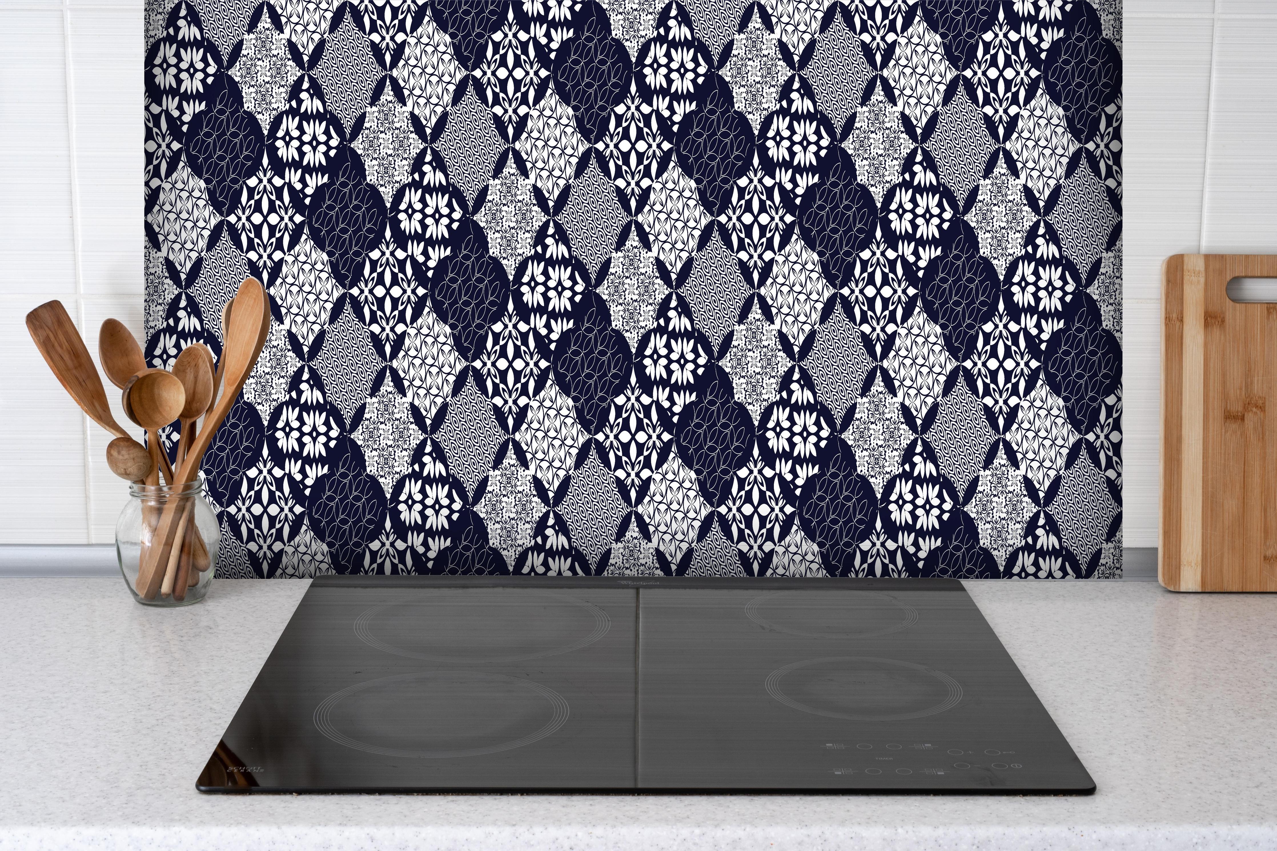 Spritzschutz - Grafisches Blau-Weiß-Grau Textildesign hinter einem Cerankochfeld zwischen Holz-Kochutensilien