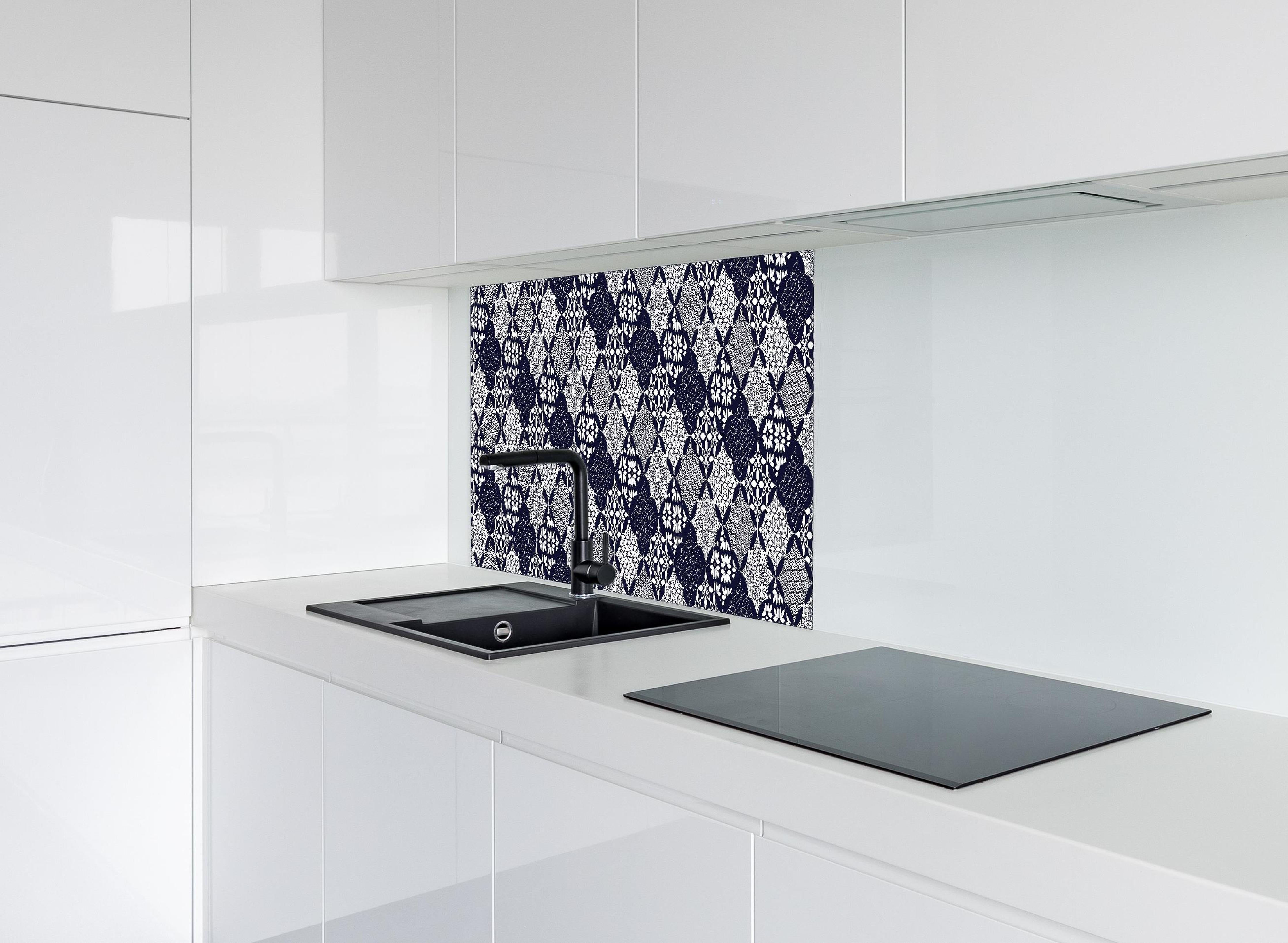 Spritzschutz - Grafisches Blau-Weiß-Grau Textildesign hinter einem Cerankochfeld zwischen Holz-Kochutensilien