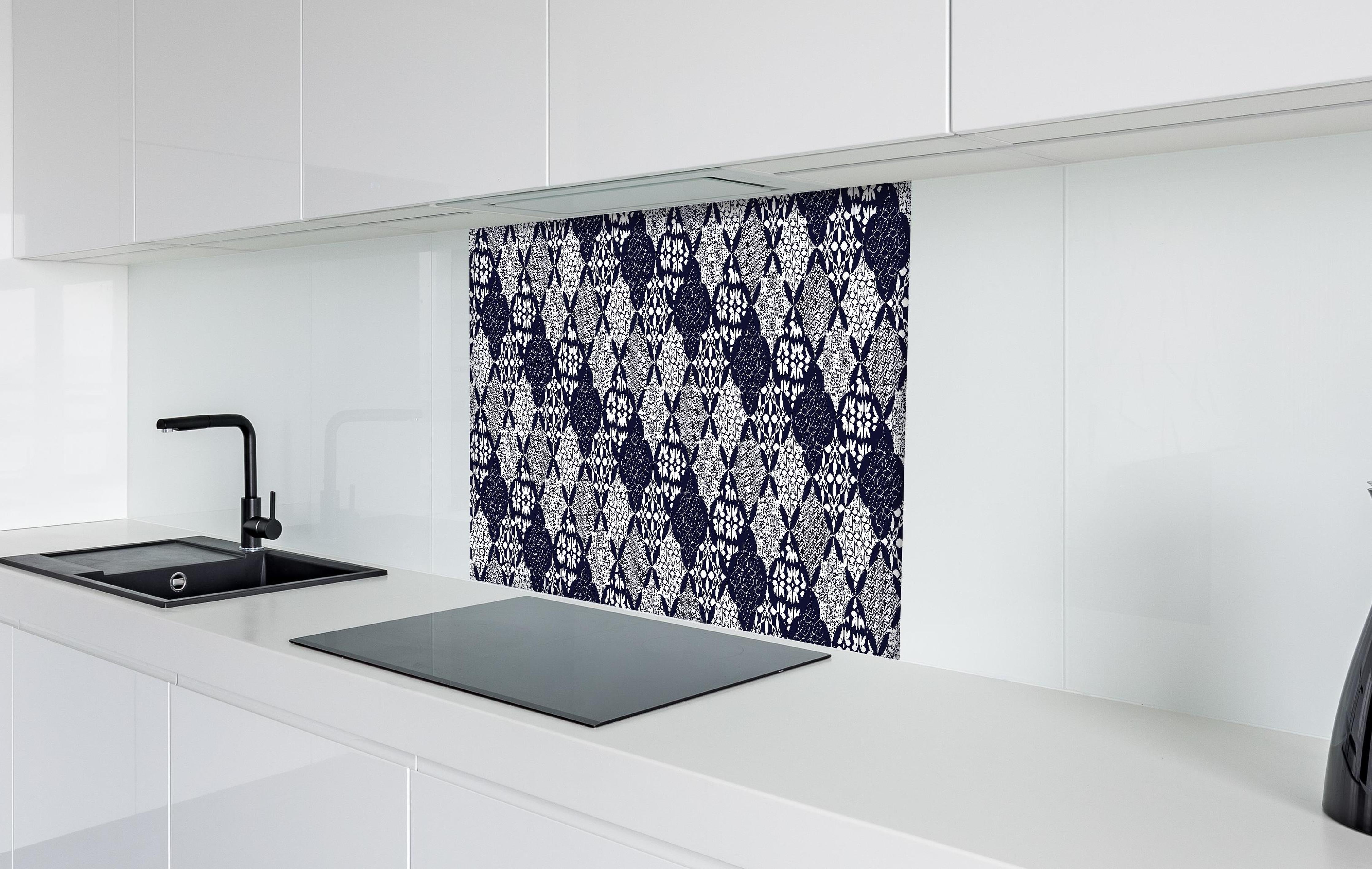 Spritzschutz - Grafisches Blau-Weiß-Grau Textildesign hinter einem Cerankochfeld zwischen Holz-Kochutensilien