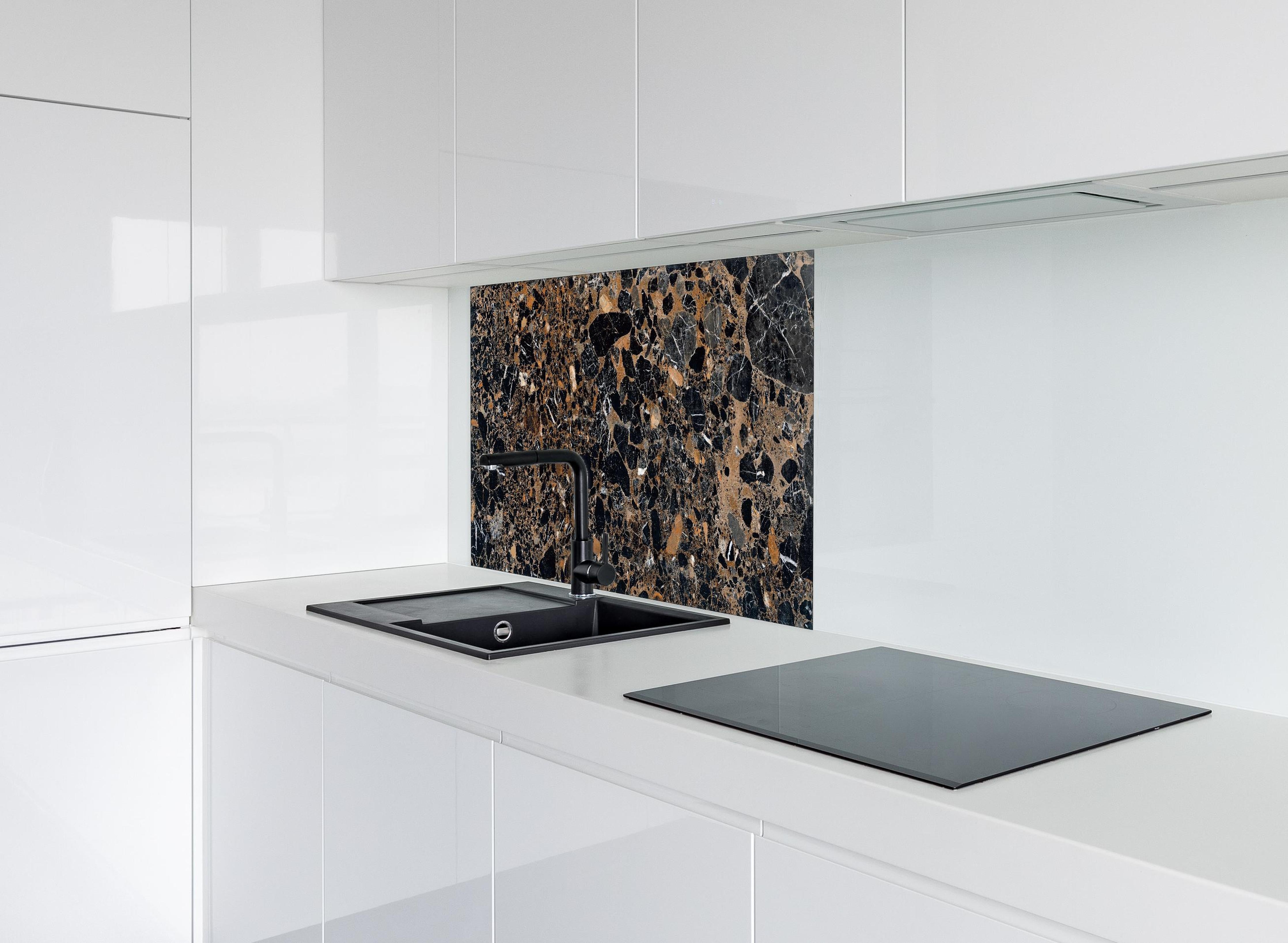 Spritzschutz - Granit luxus Textur hinter einem Cerankochfeld zwischen Holz-Kochutensilien