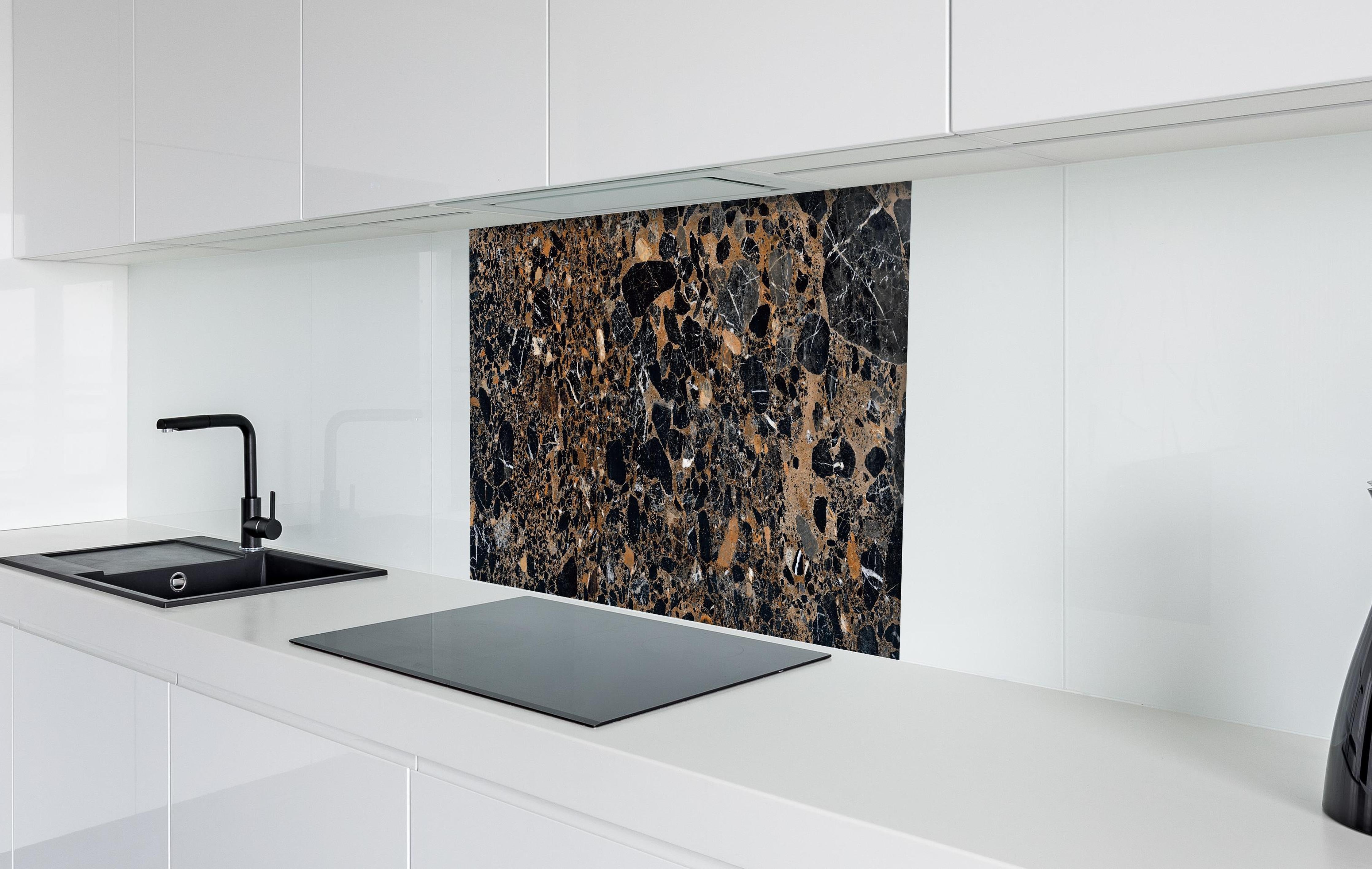 Spritzschutz - Granit luxus Textur hinter einem Cerankochfeld zwischen Holz-Kochutensilien