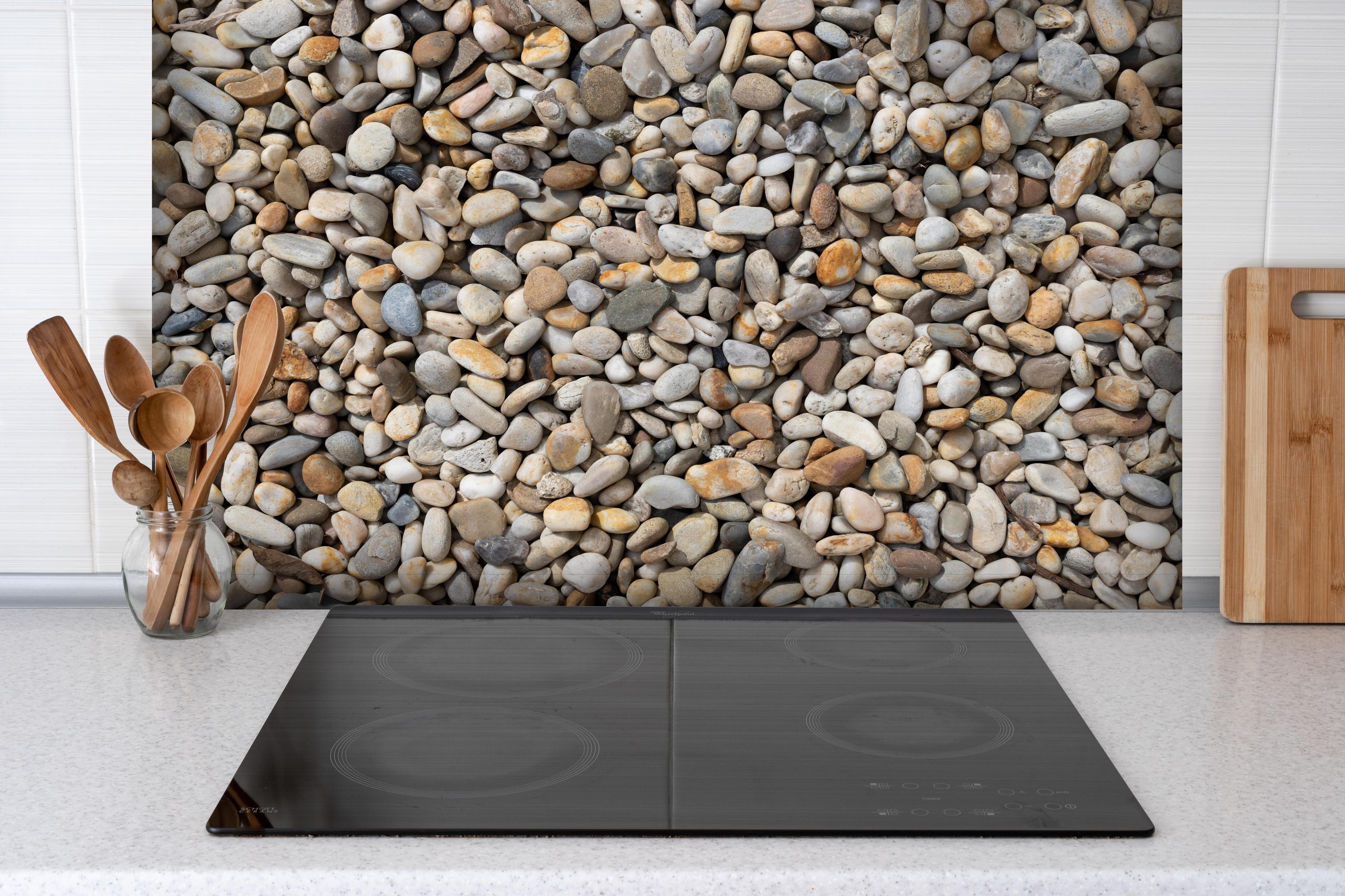 Spritzschutz - Grau-Beige Natürliche Kieselstein-Textur hinter einem Cerankochfeld zwischen Holz-Kochutensilien