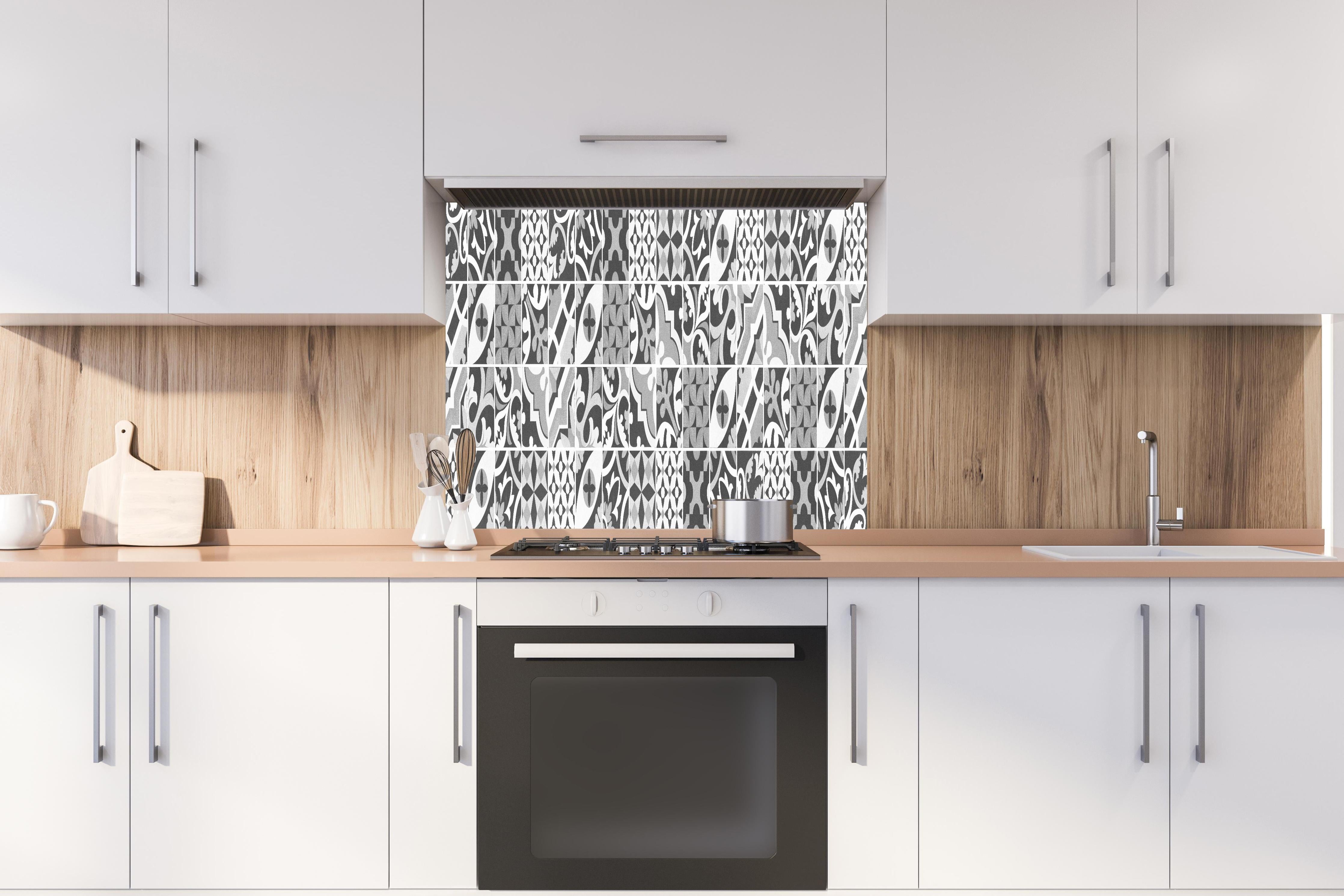 Spritzschutz - Grau-Weiß Vintage Mosaik hinter einem Cerankochfeld zwischen Holz-Kochutensilien