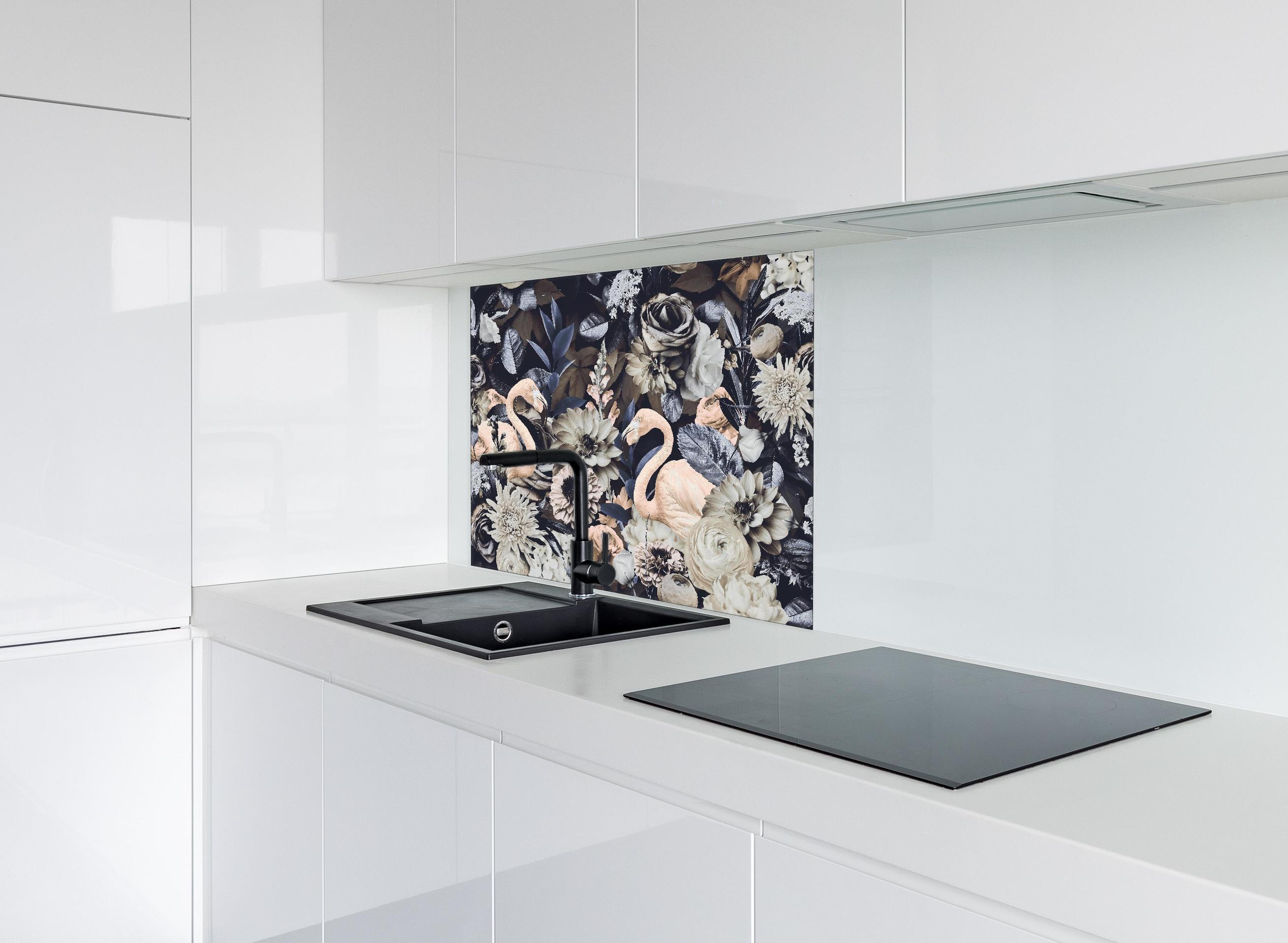 Spritzschutz - Grau-Weiße Flamingos im Blumenmeer hinter einem Cerankochfeld zwischen Holz-Kochutensilien