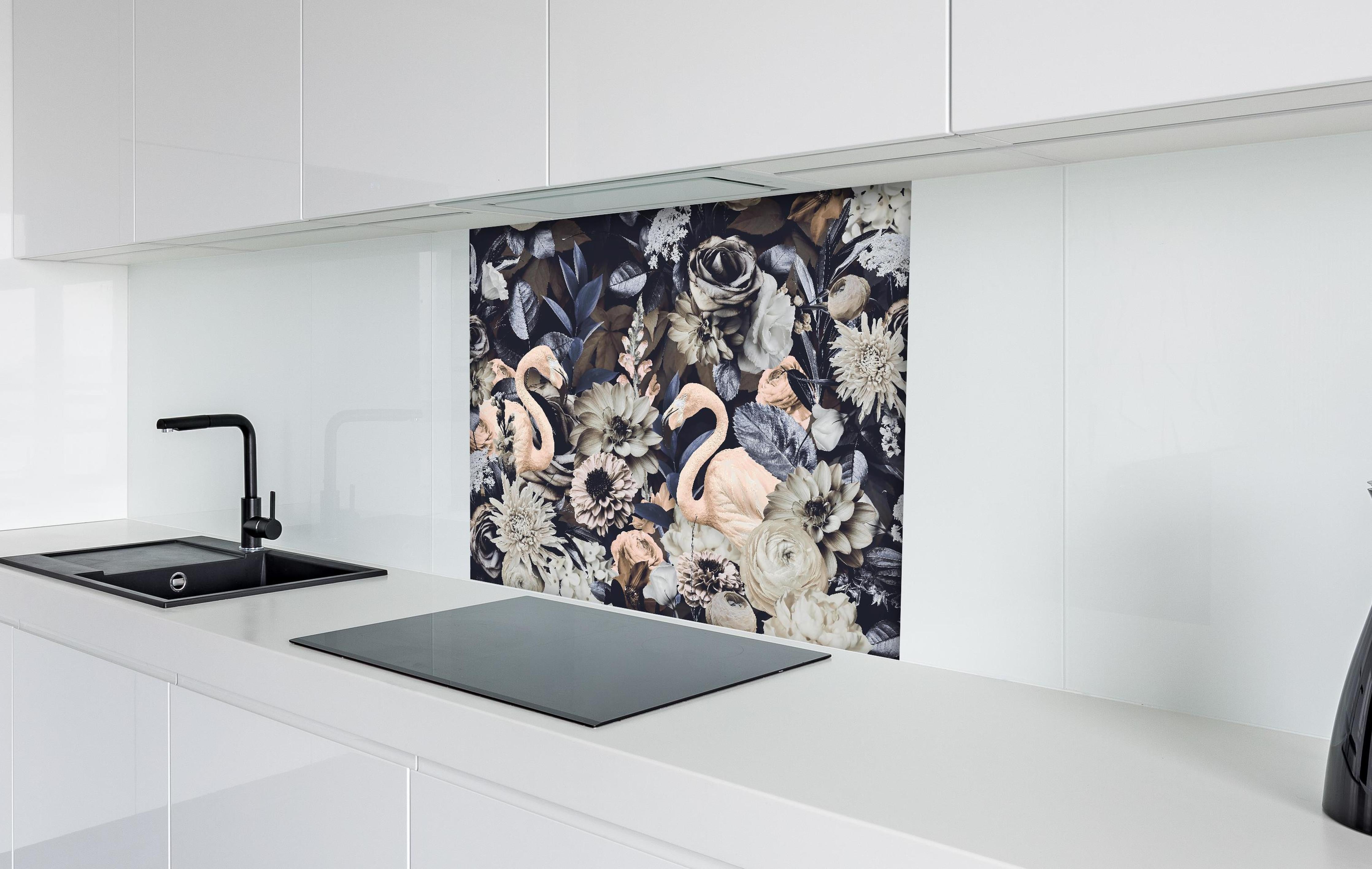 Spritzschutz - Grau-Weiße Flamingos im Blumenmeer hinter einem Cerankochfeld zwischen Holz-Kochutensilien