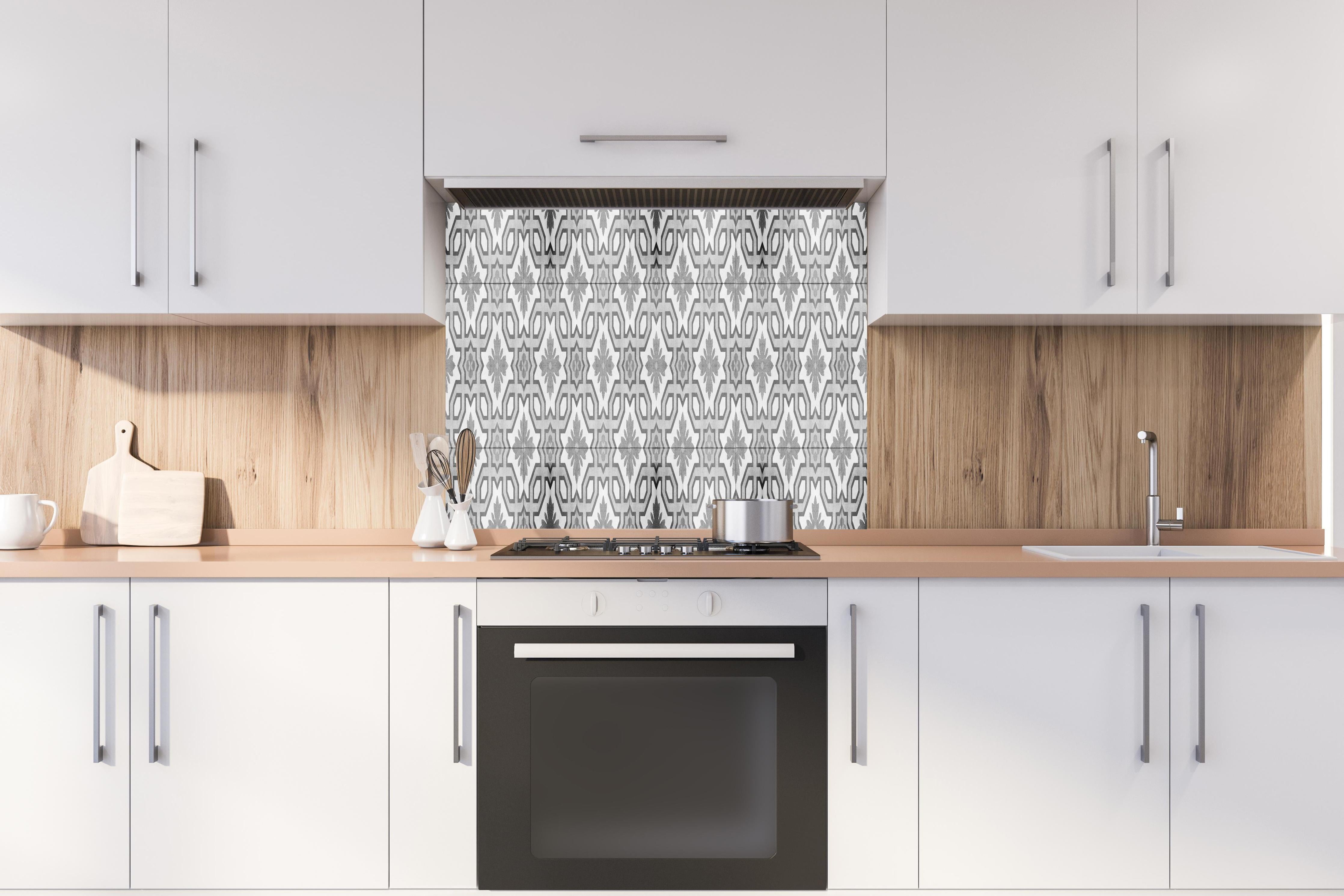 Spritzschutz - Grau-Weiße Vintage Retro Fliesen hinter einem Cerankochfeld zwischen Holz-Kochutensilien