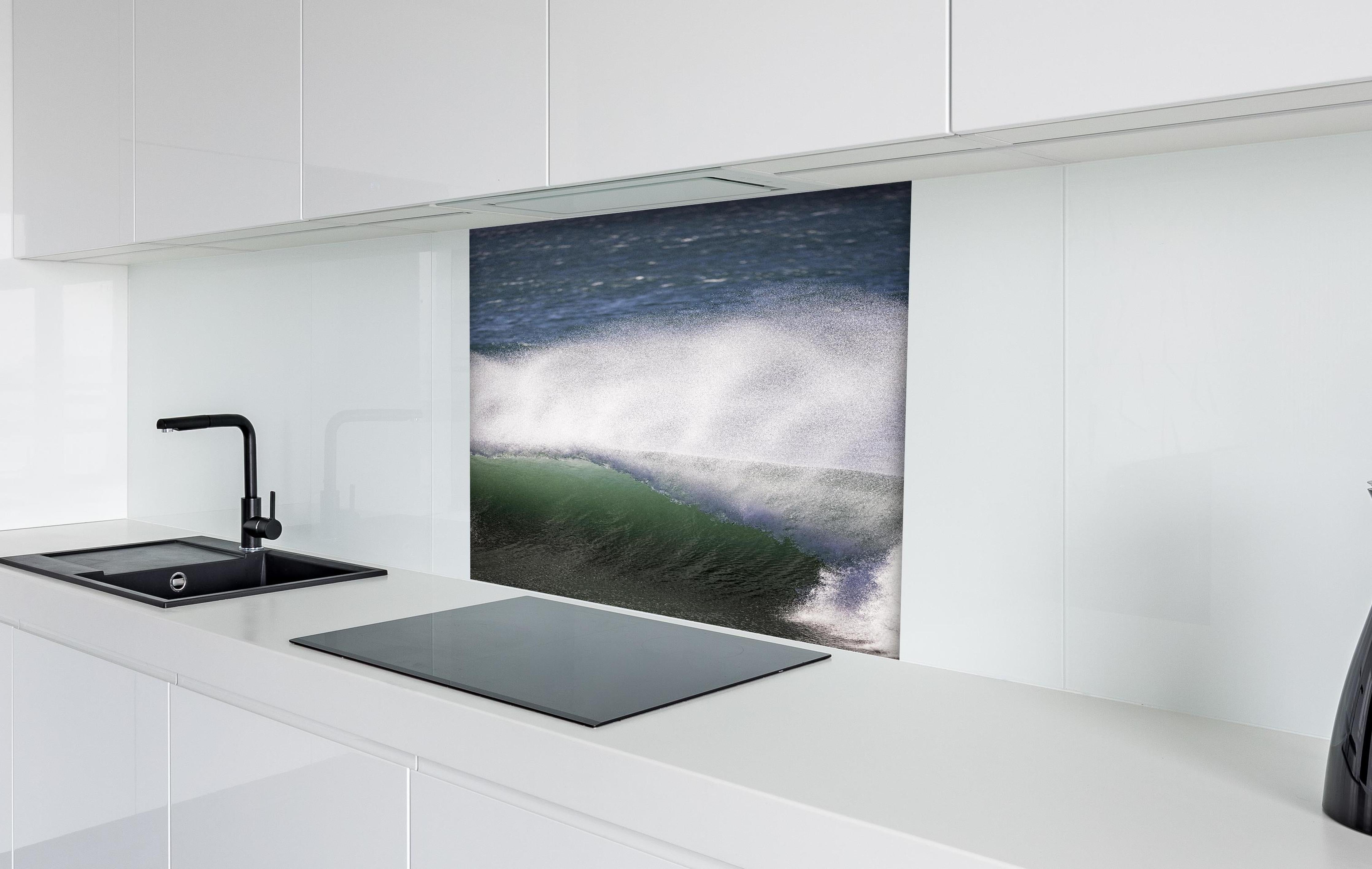 Spritzschutz - Grau-Weißes Meeresschauspiel mit Kraft hinter einem Cerankochfeld zwischen Holz-Kochutensilien