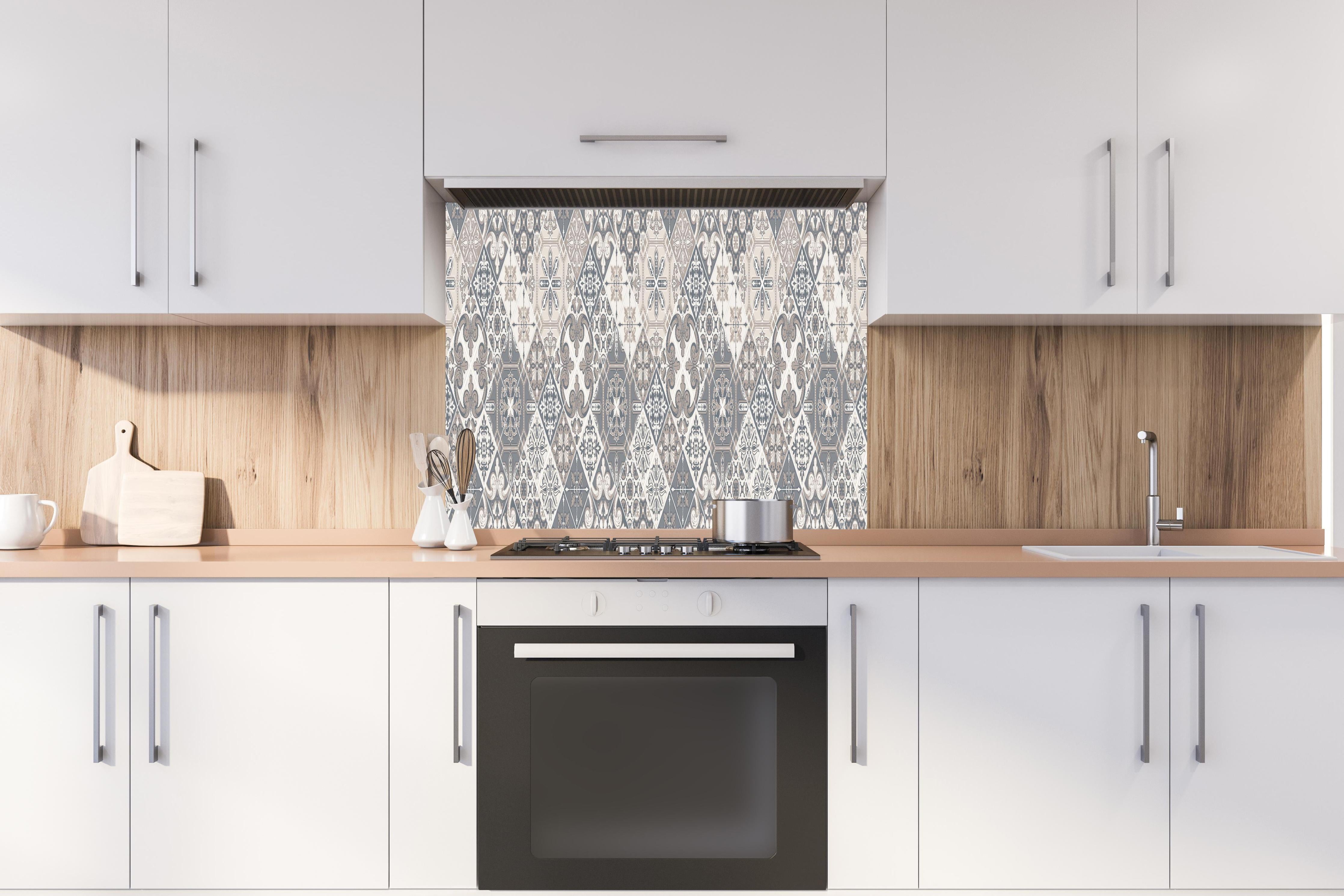 Spritzschutz - Grau-Weißes Ornament Fliesenmuster Design hinter einem Cerankochfeld zwischen Holz-Kochutensilien