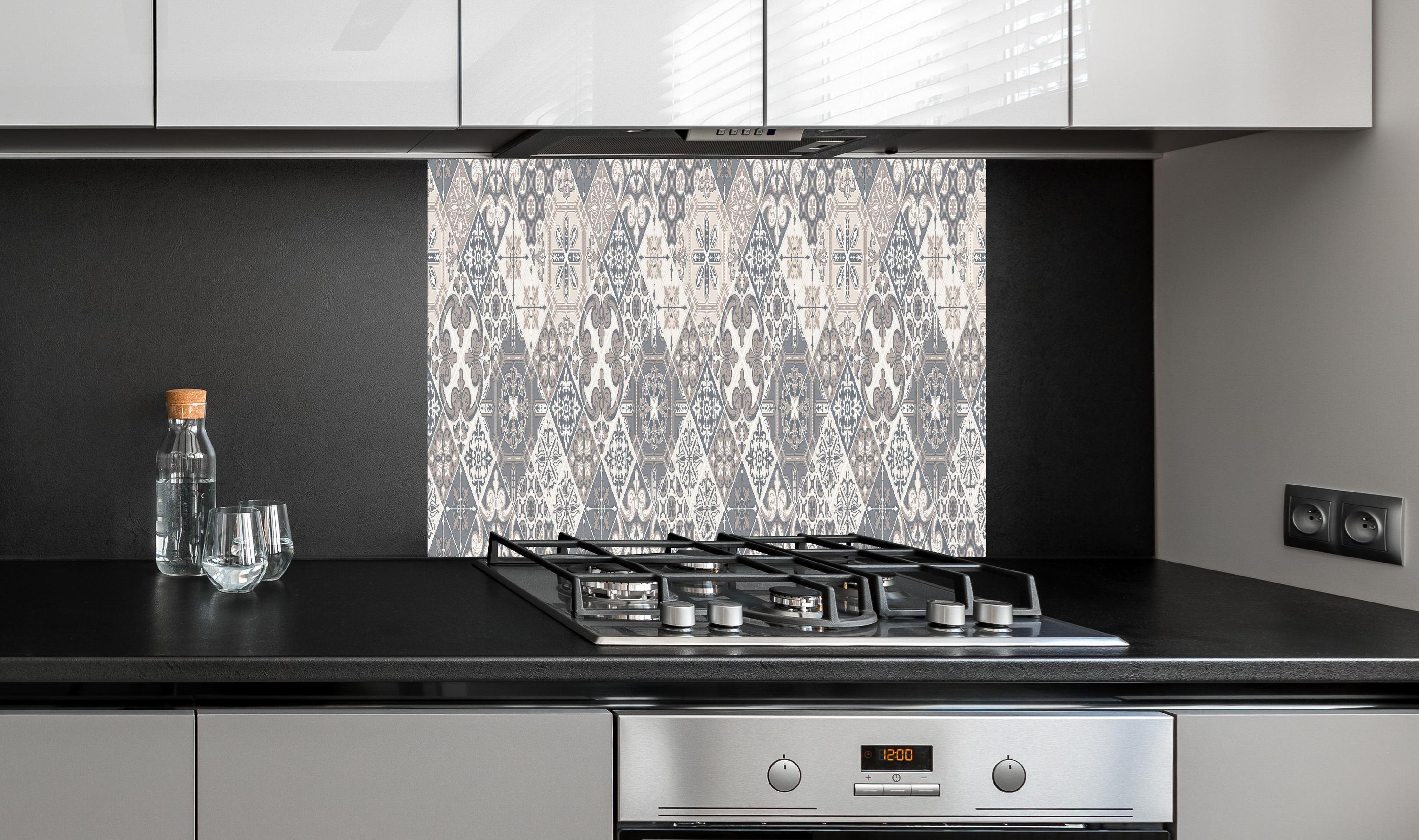 Spritzschutz - Grau-Weißes Ornament Fliesenmuster Design hinter einem Cerankochfeld zwischen Holz-Kochutensilien