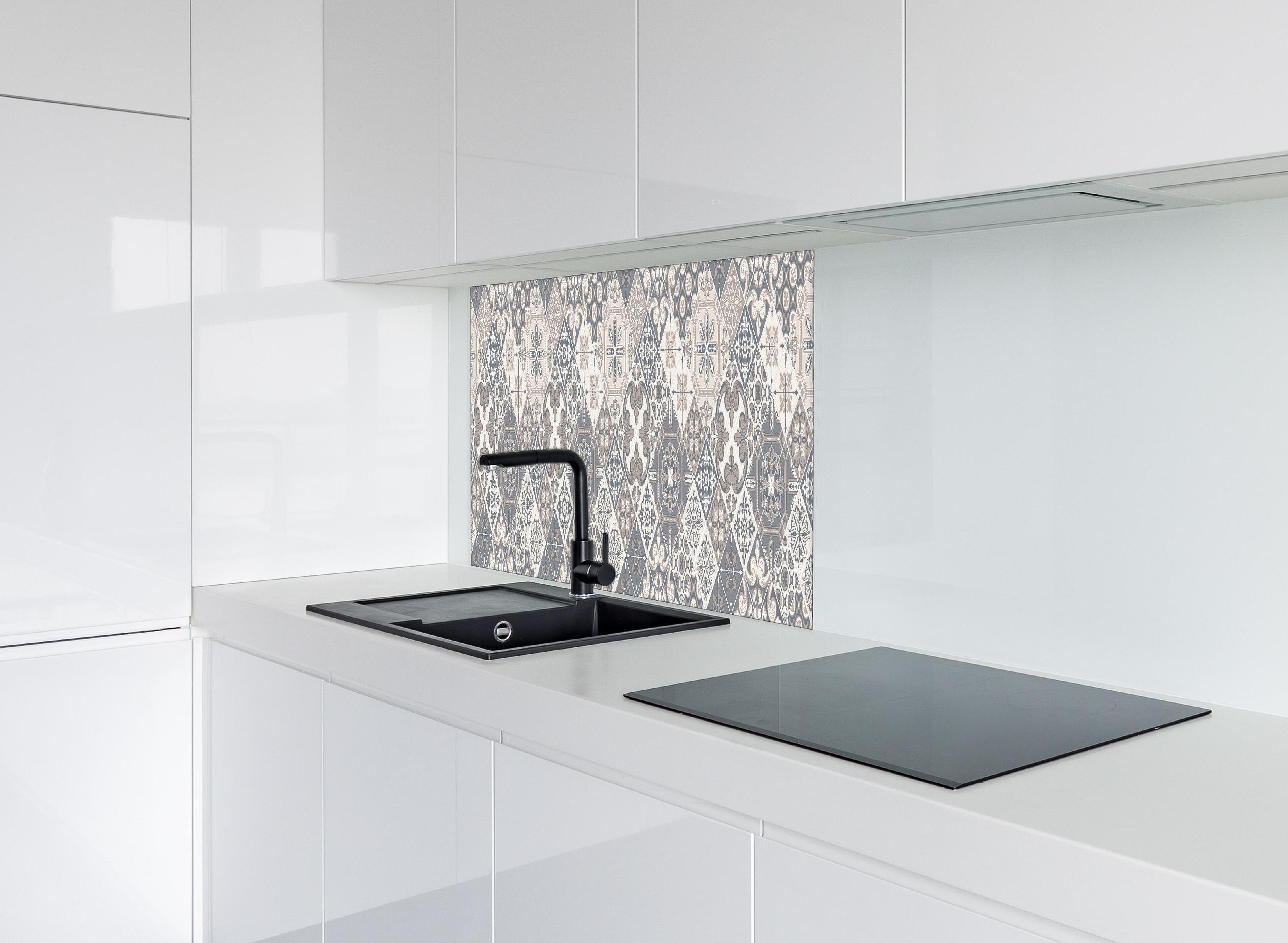 Spritzschutz - Grau-Weißes Ornament Fliesenmuster Design hinter einem Cerankochfeld zwischen Holz-Kochutensilien